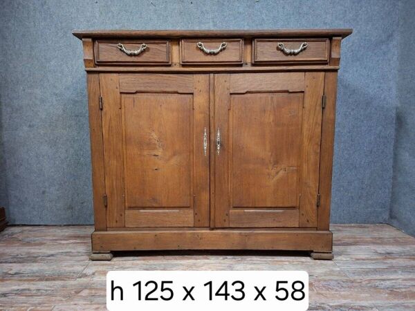 buffet ancien en bois massif, plein de charme et de caractère.