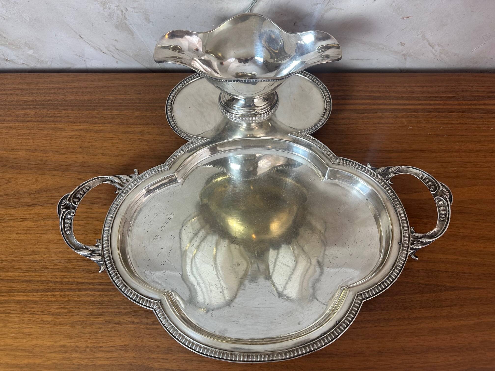 Presentation dish and its integrated sauceboat