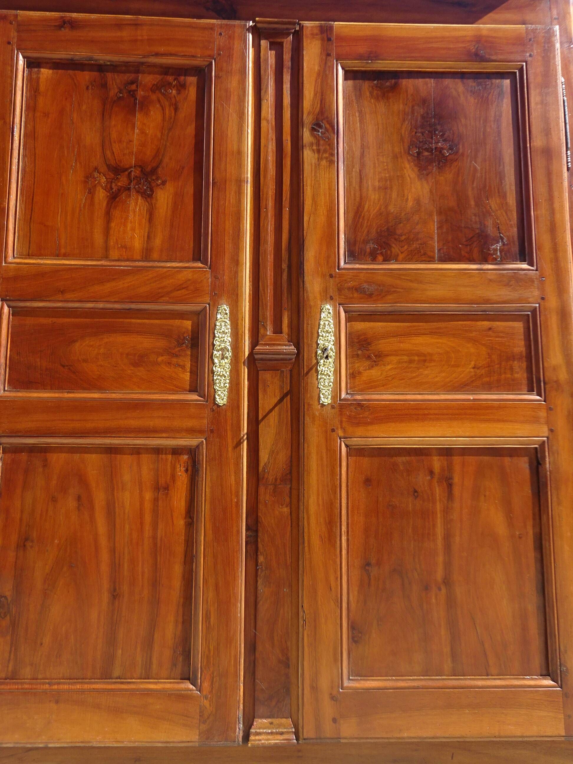 Ancienne armoire Louis Philippe en noyer
