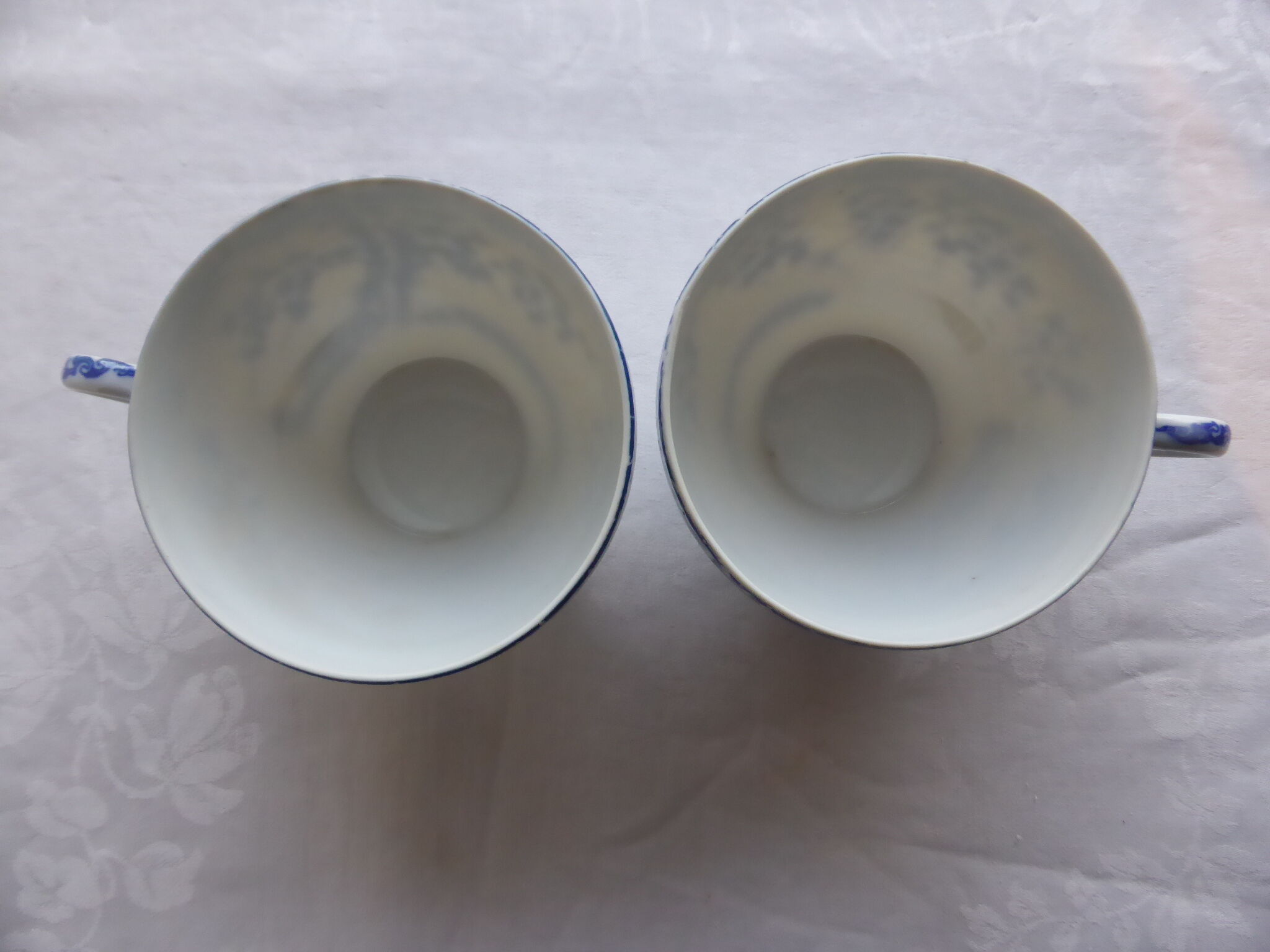 Paire de déjeuners anciens en porcelaine blanche à décor japonisant bleu