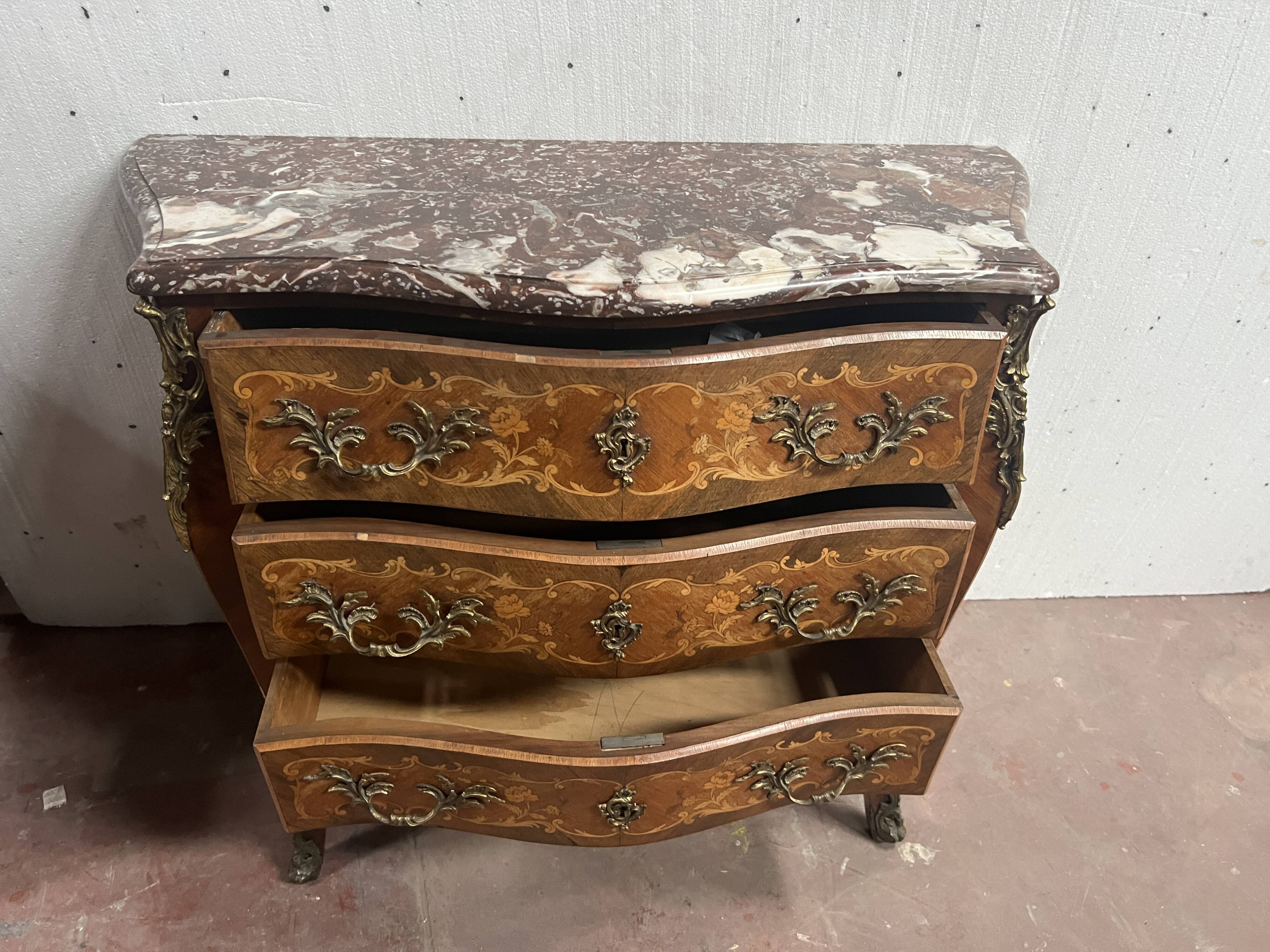Commode de style Louis XV marquetées toutes faces XX siècle