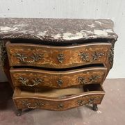 Commode de style Louis XV marquetées toutes faces XX siècle