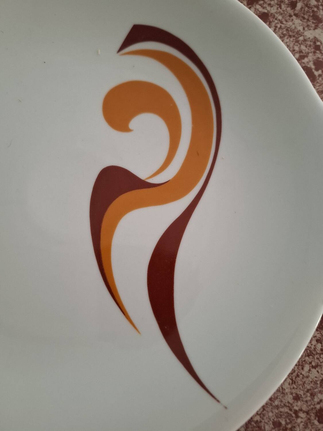 Round serving dish, Italy, 70'