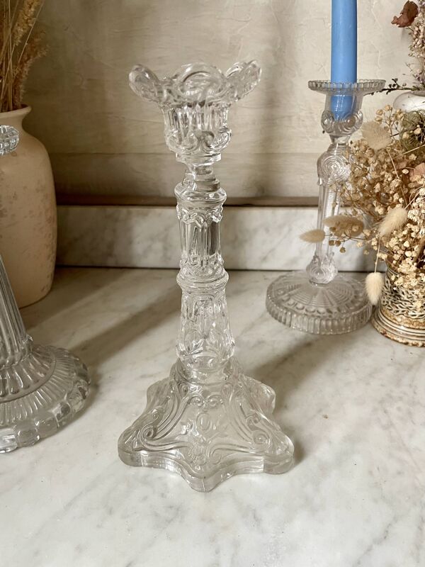 Lot d’anciens bougeoirs en verre