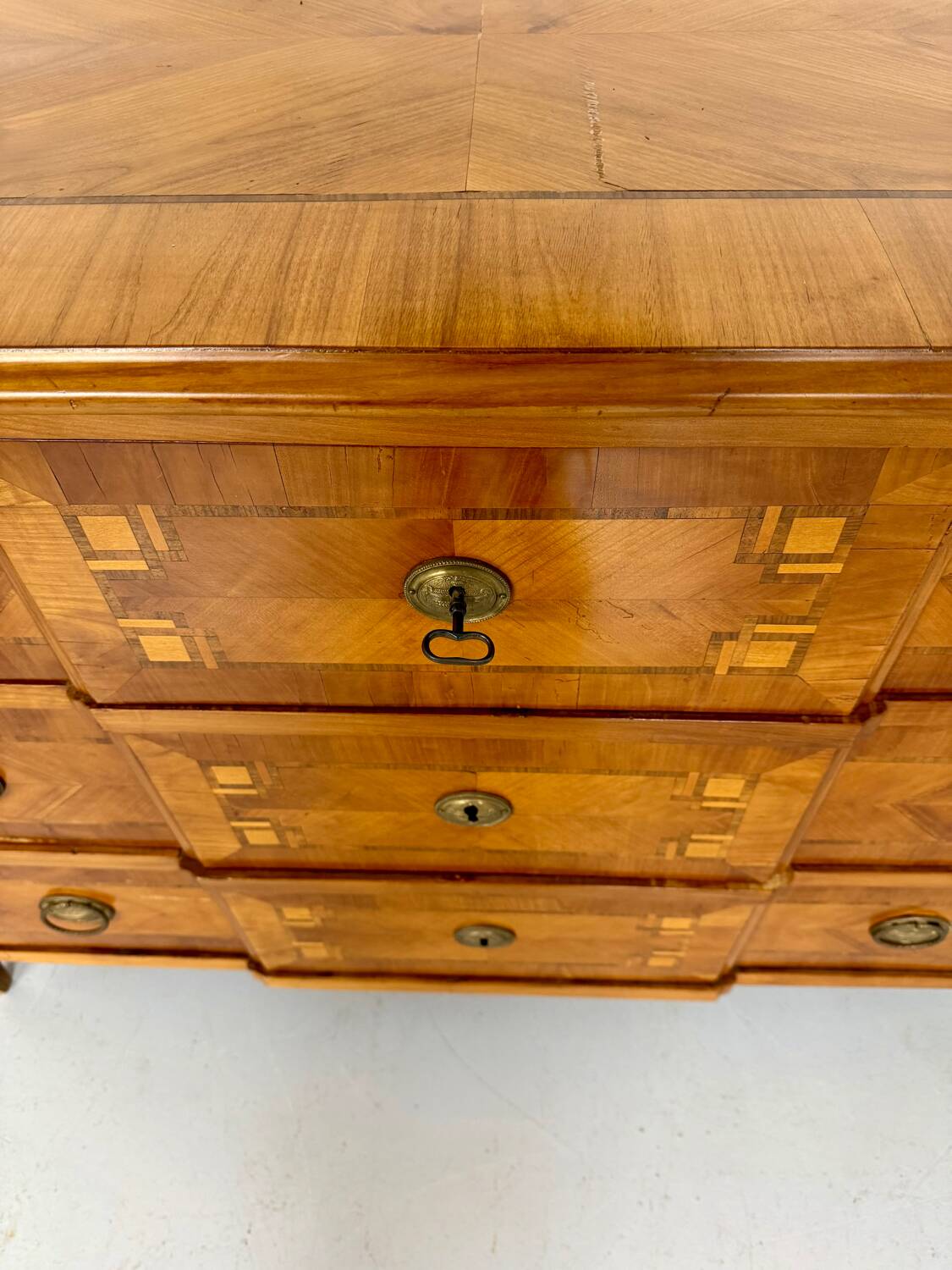 Antique marquetry chest of drawers from the transition period at the end of the 18th century, with 3 wooden drawers.