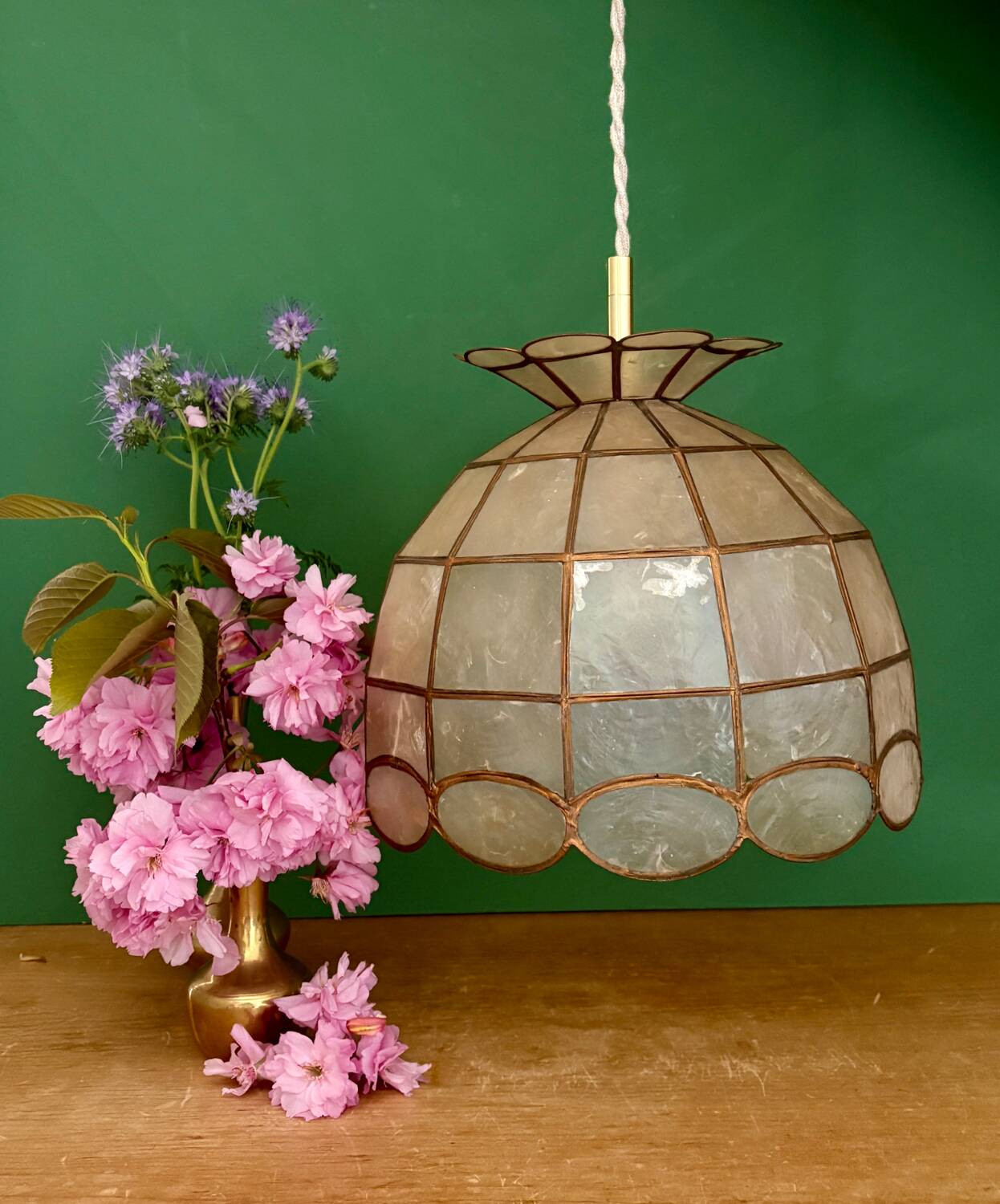 Vintage pendant light in mother-of-pearl and brass