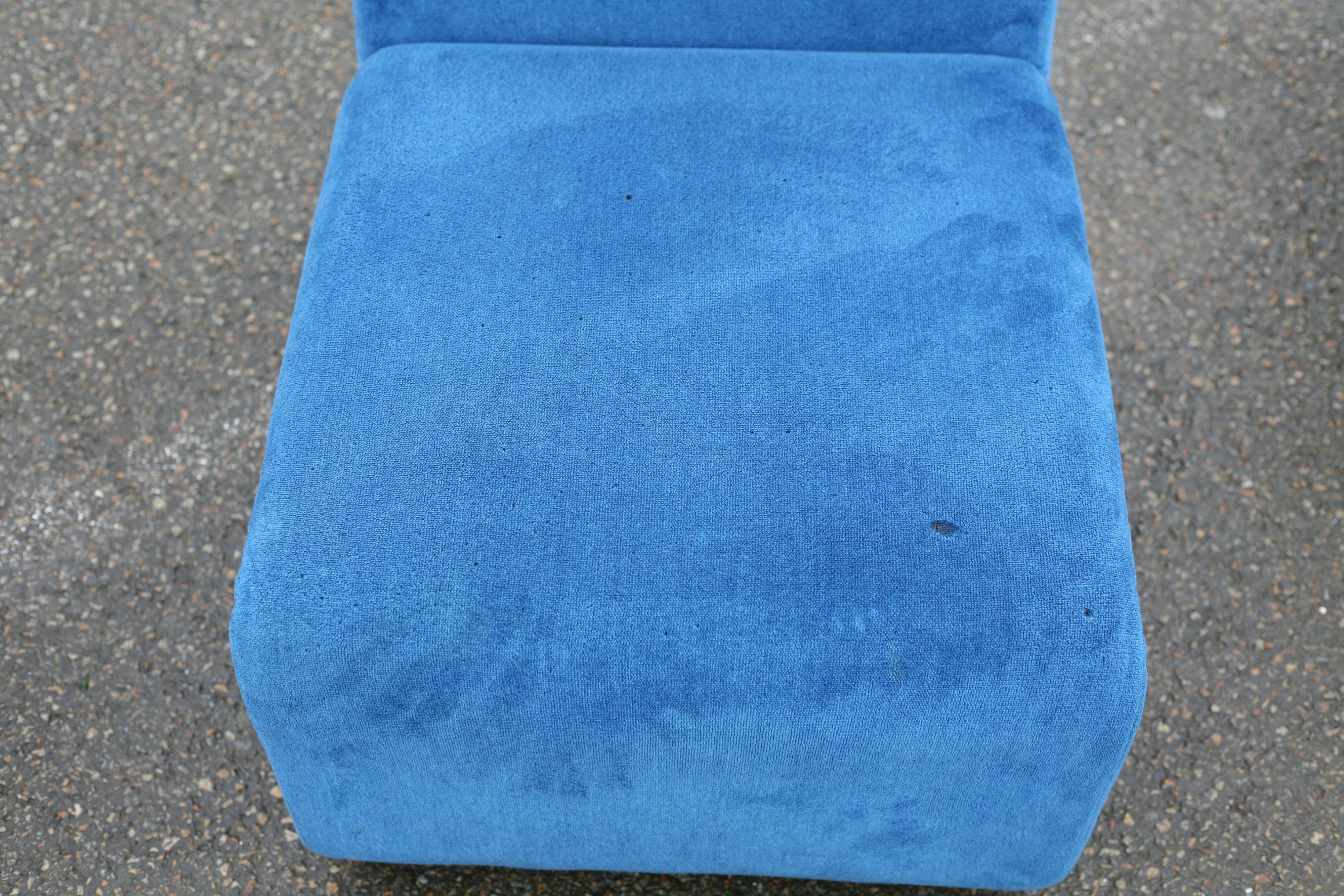 Canapé modulable composé de 5 chauffeuses en velours bleu, circa 1980