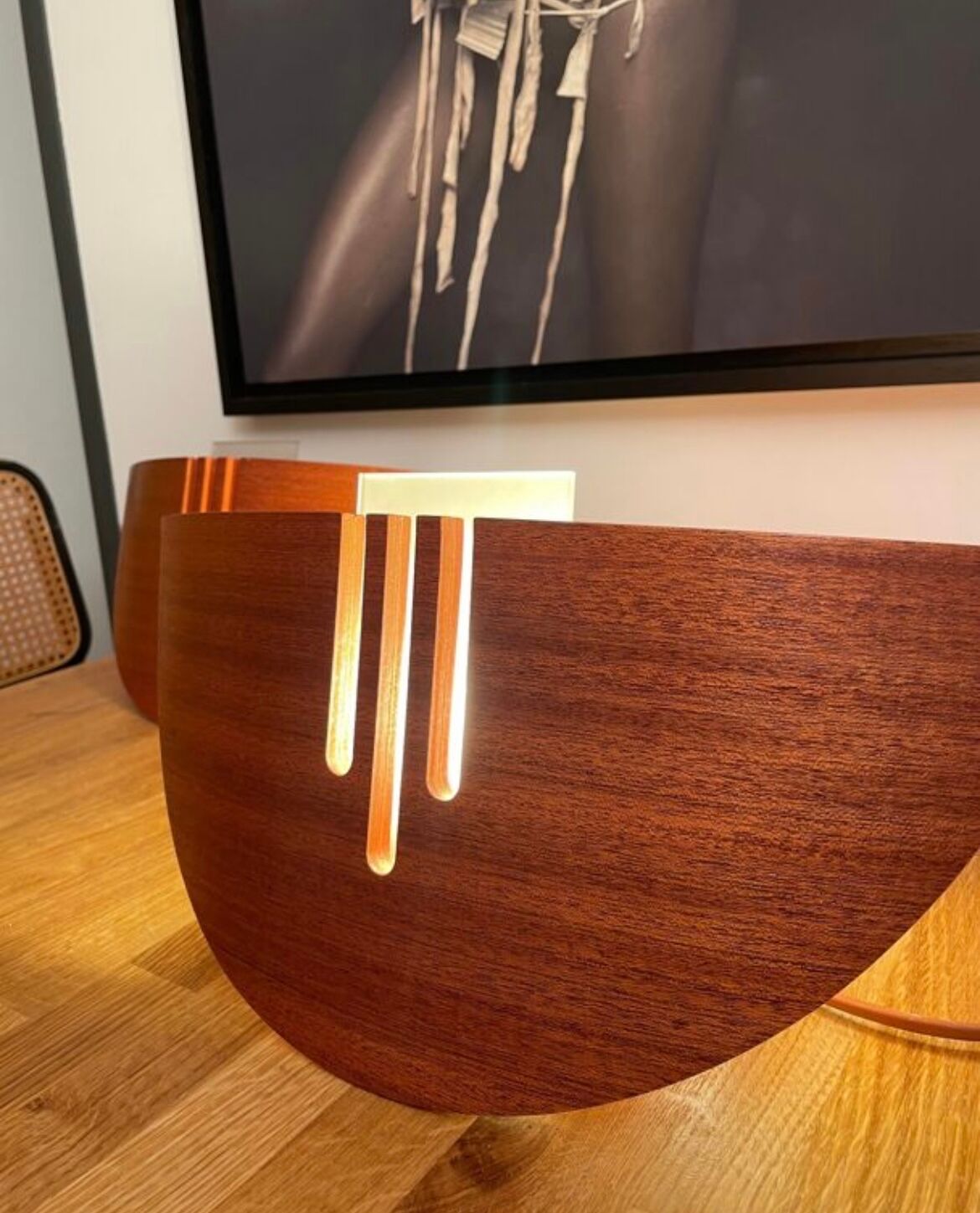 Paire d'appliques vintage bois thermoformé et verre sablé, Lucid, France, 1980