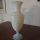 Vase en opaline blanche
