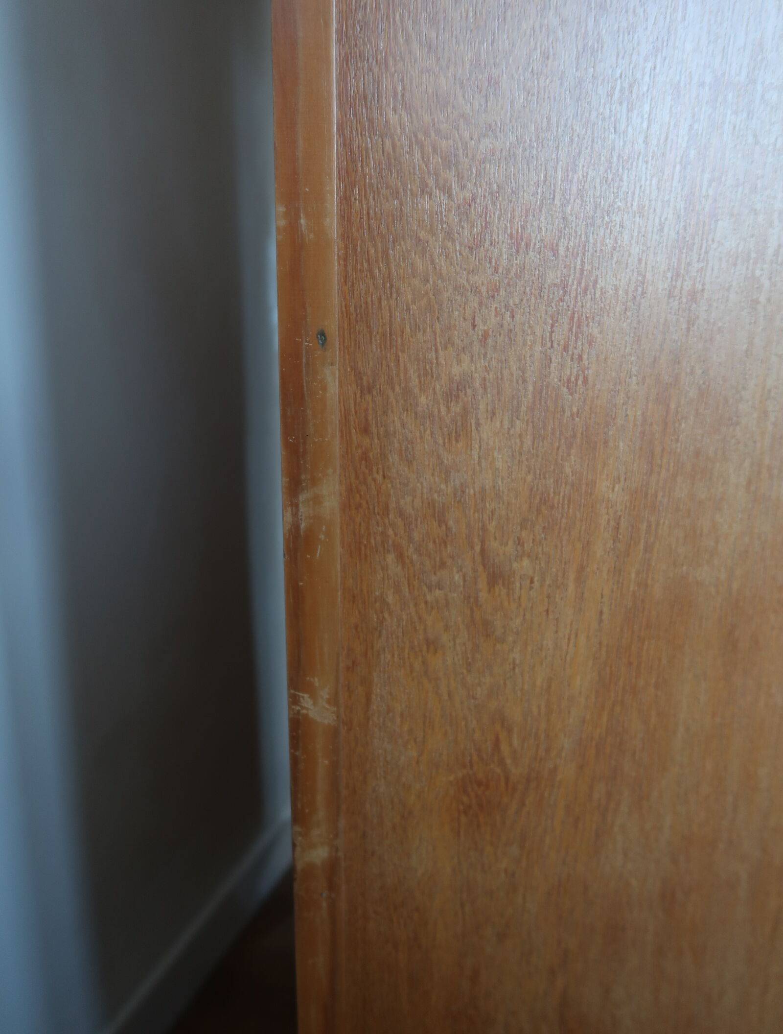 Armoire pieds compas