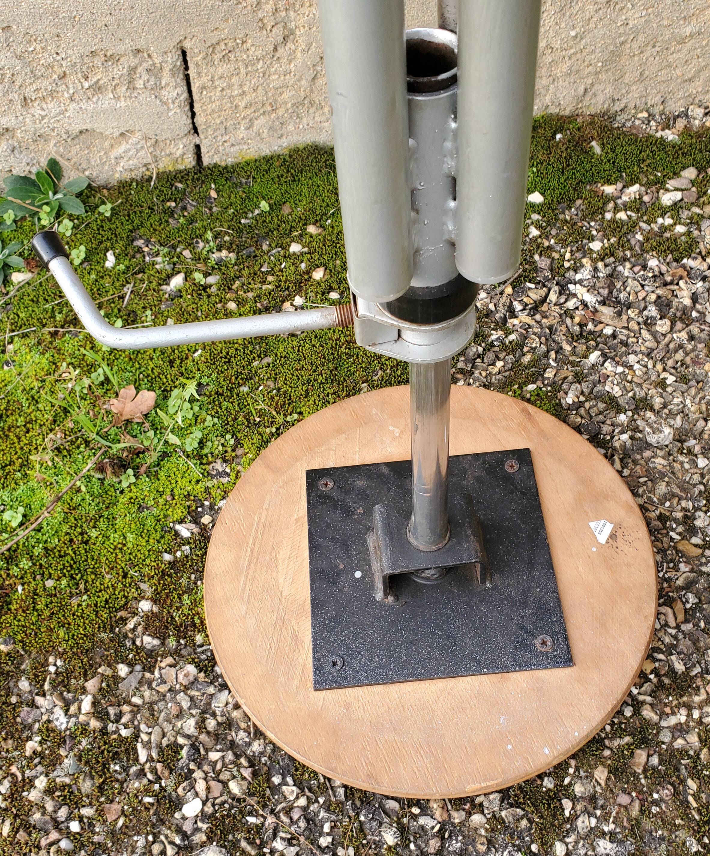 Adjustable industrial stool