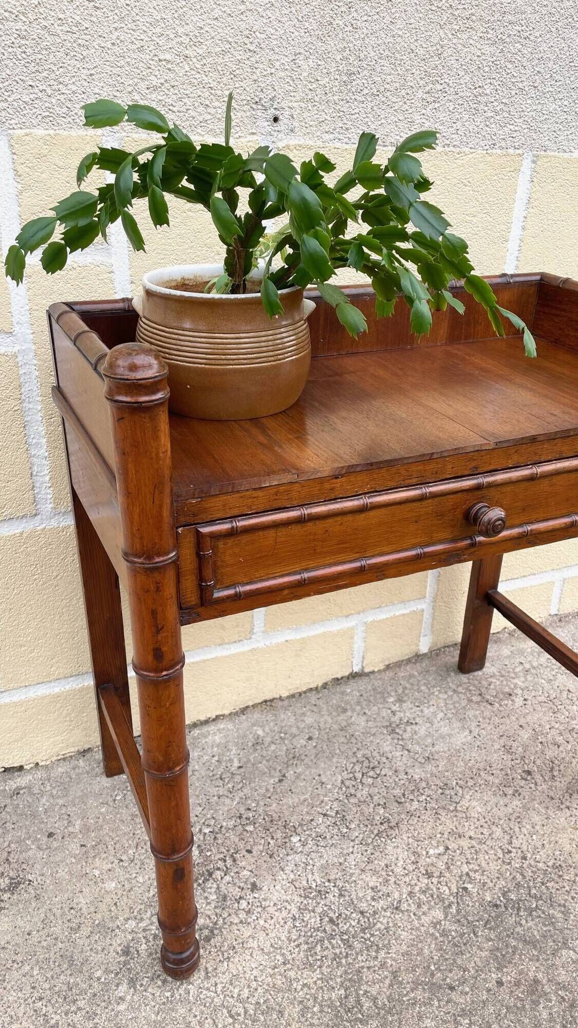 BUREAU Console 1900 called BAMBOO