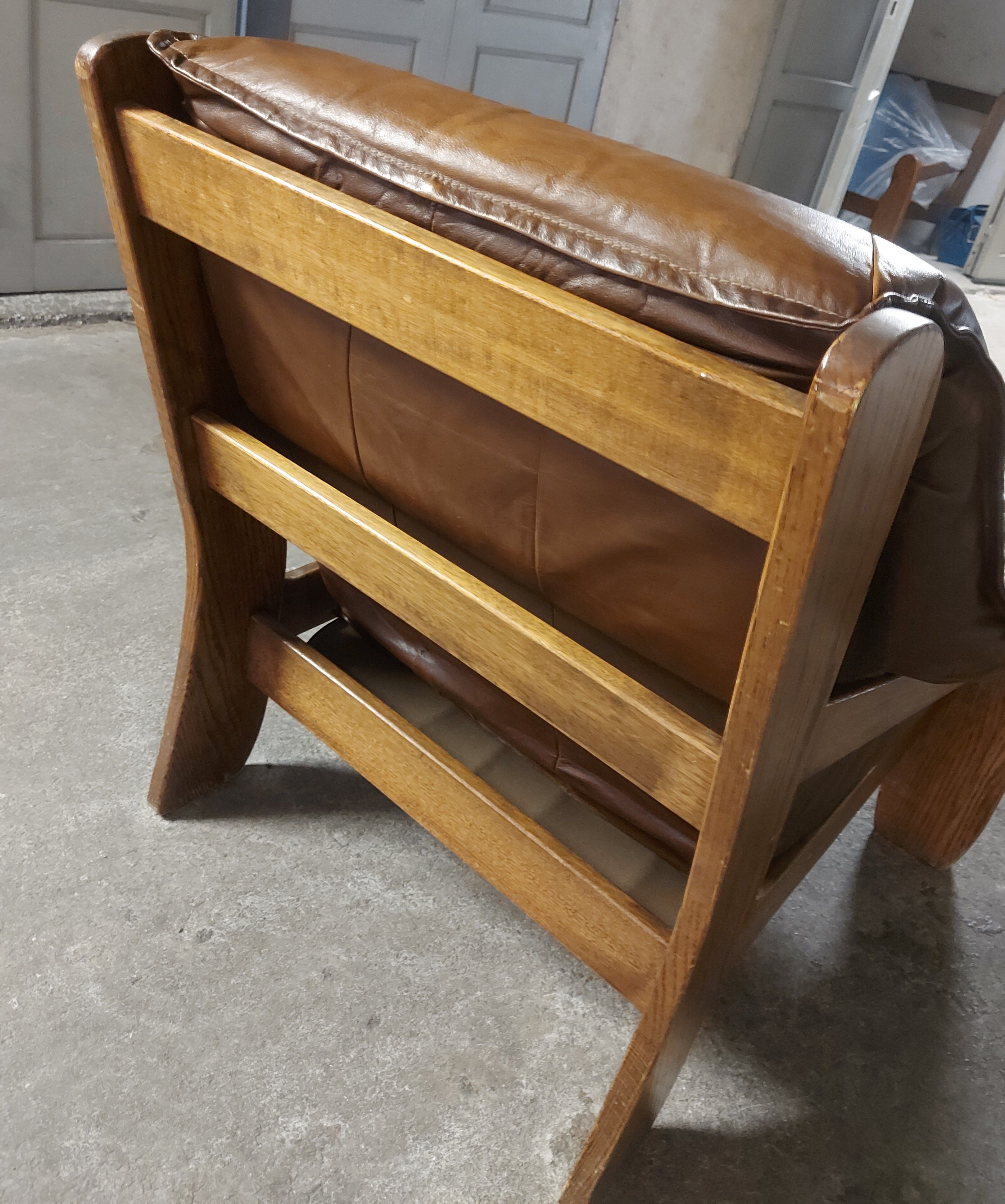 Armchairs in leather and vintage wood 70's