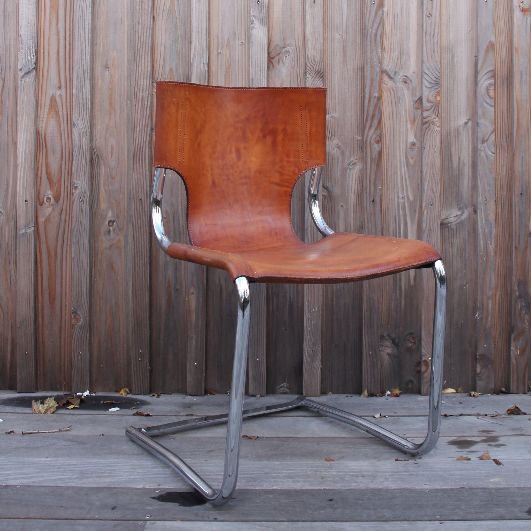 Suite de 4 chaises modèle 920 en chrome et cuir par Carlo Bartoli