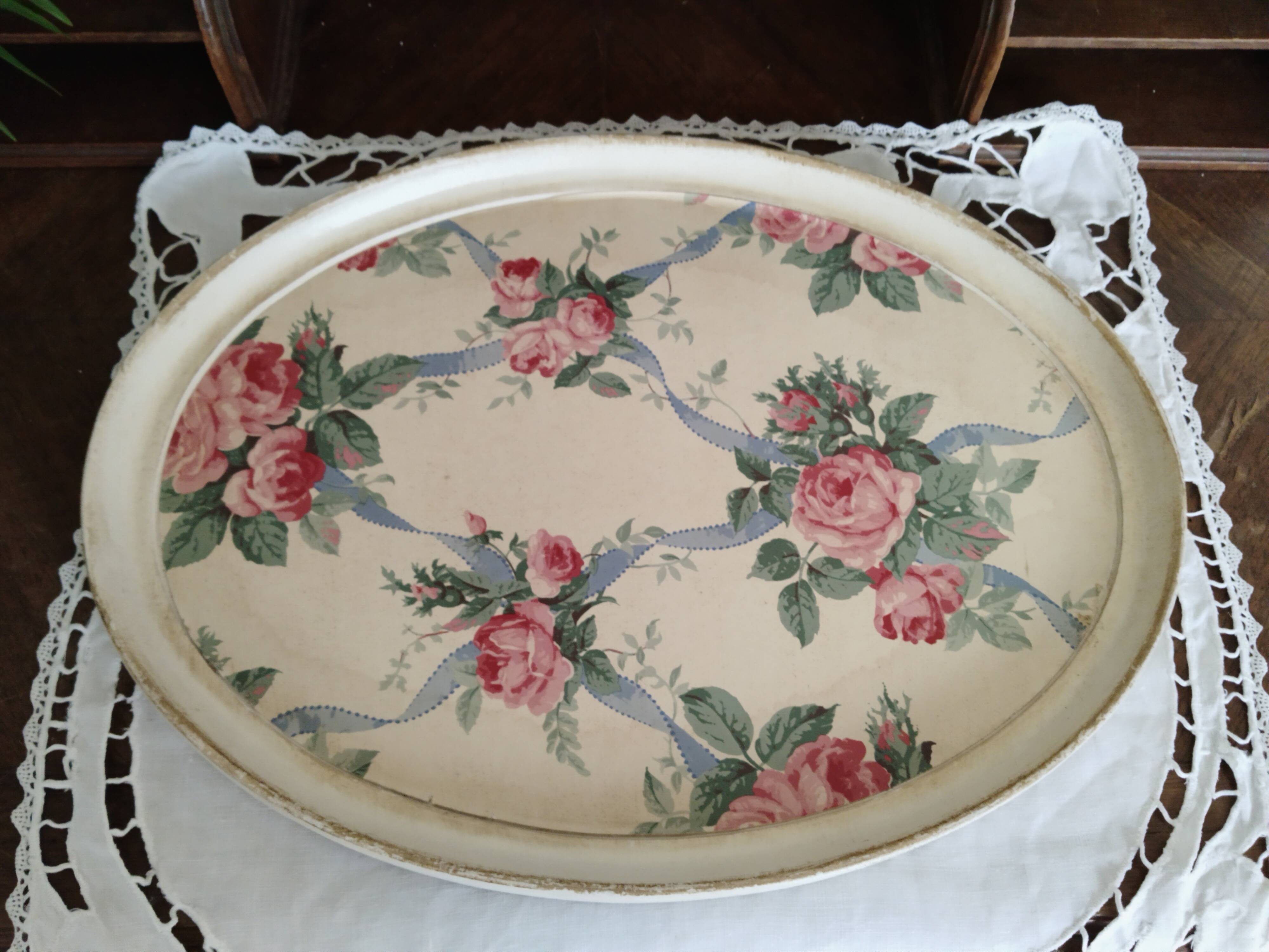 Oval resin tray with rose and ribbon pattern