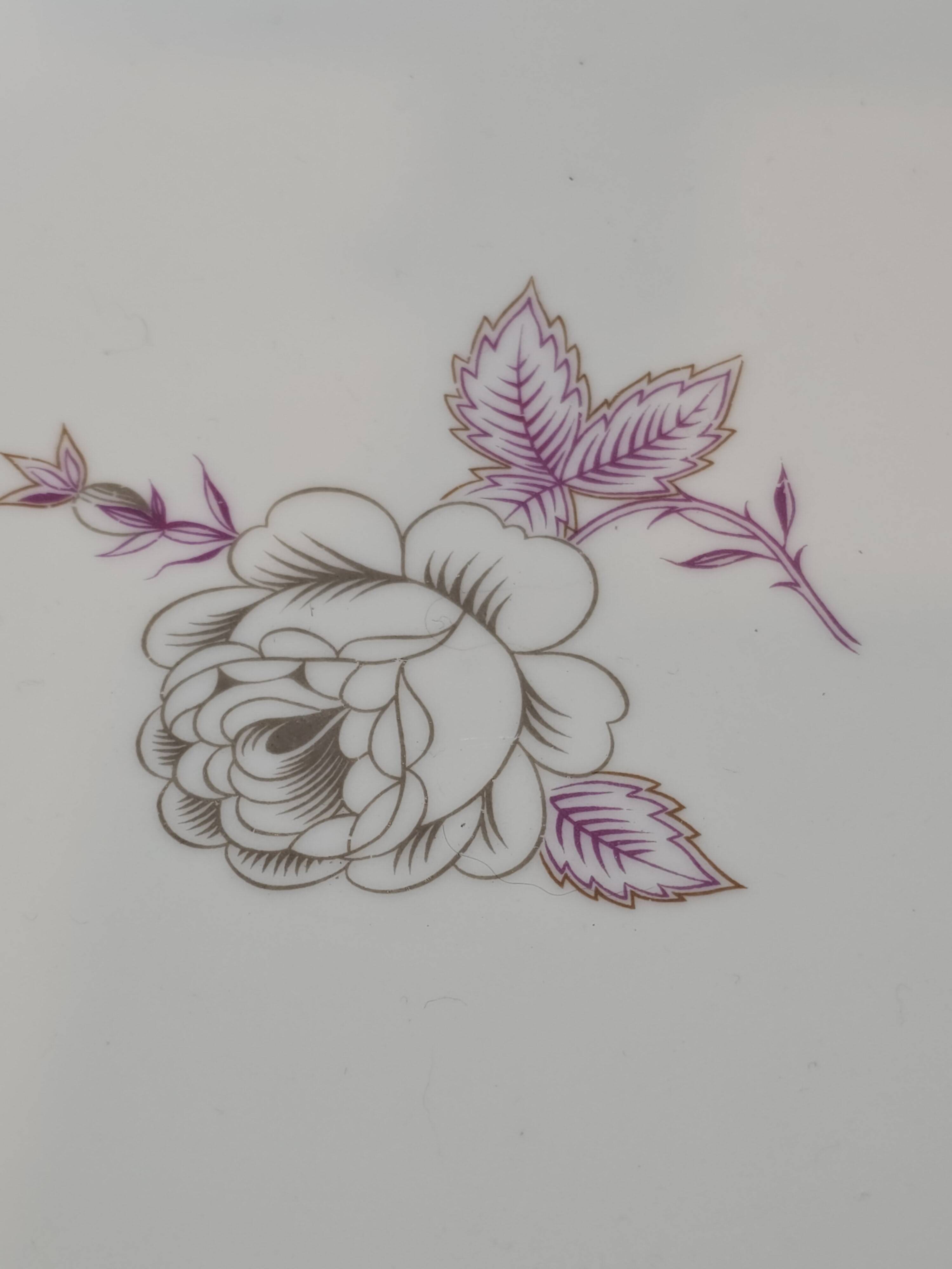 Beige/white porcelain compote from Royal Eelag with a rose pattern.