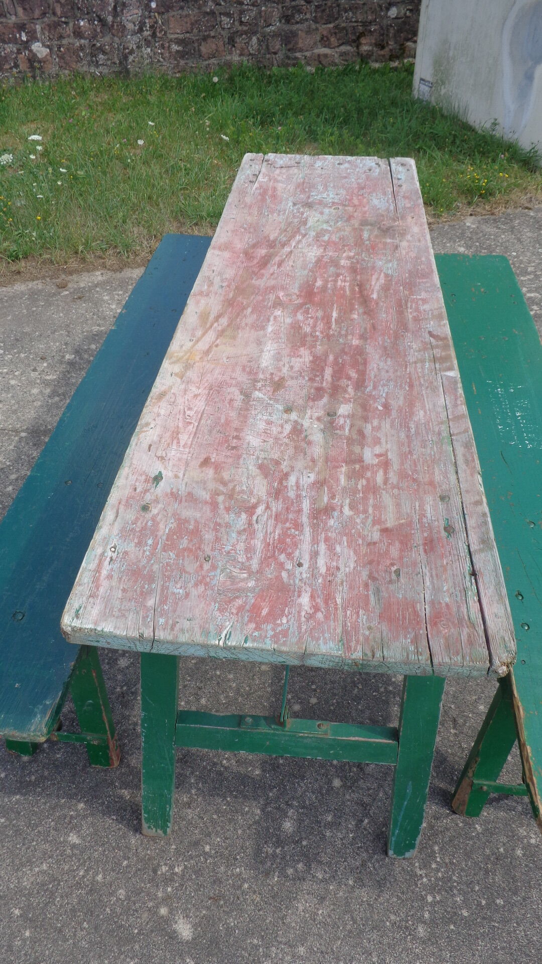 Table de brasserie mutzig et ses bancs