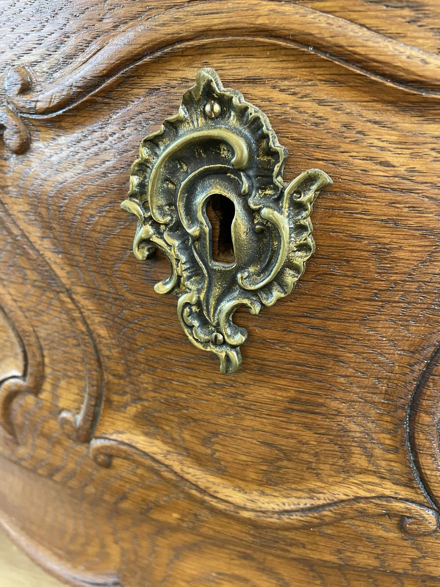 Curved chest of drawers