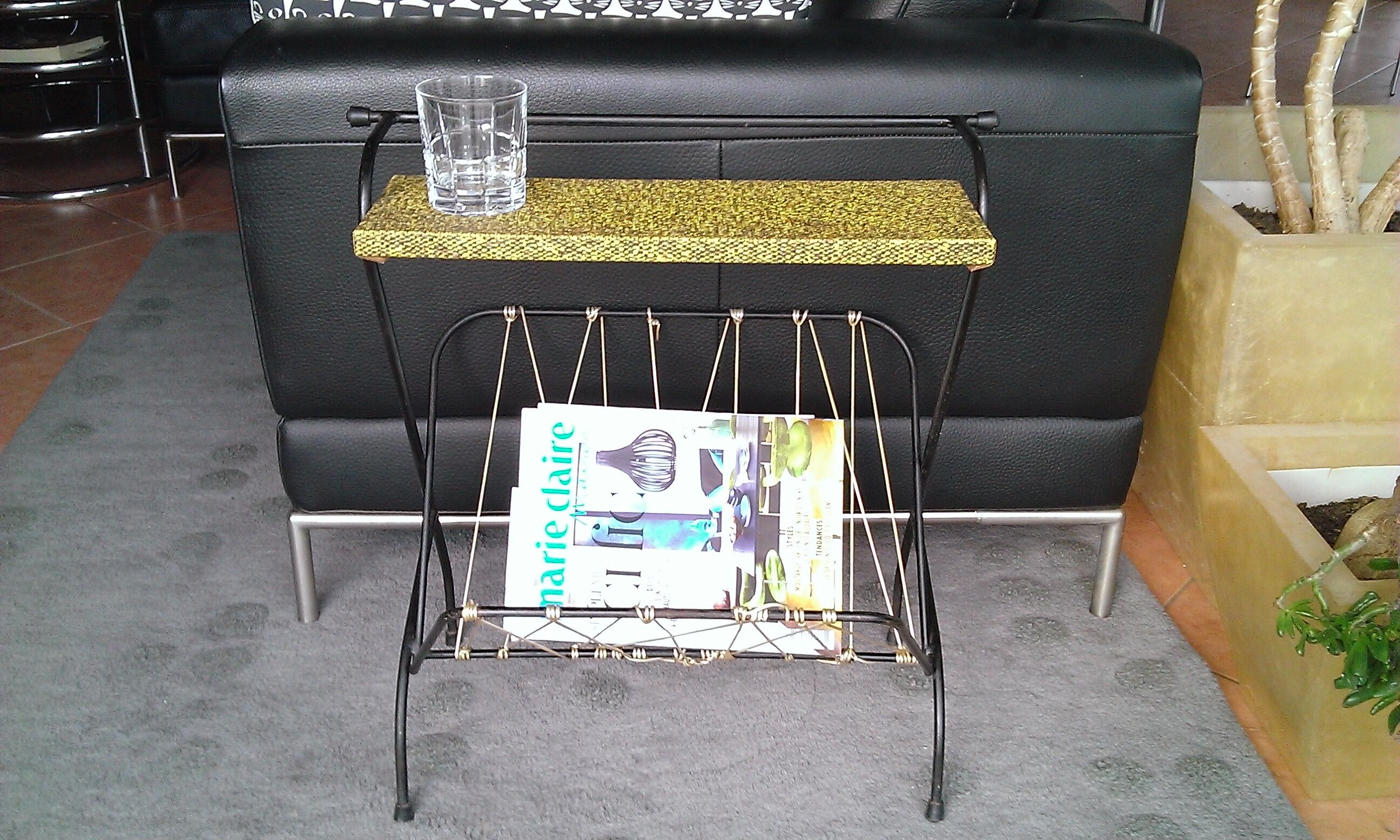 Magazine rack, in wired metal