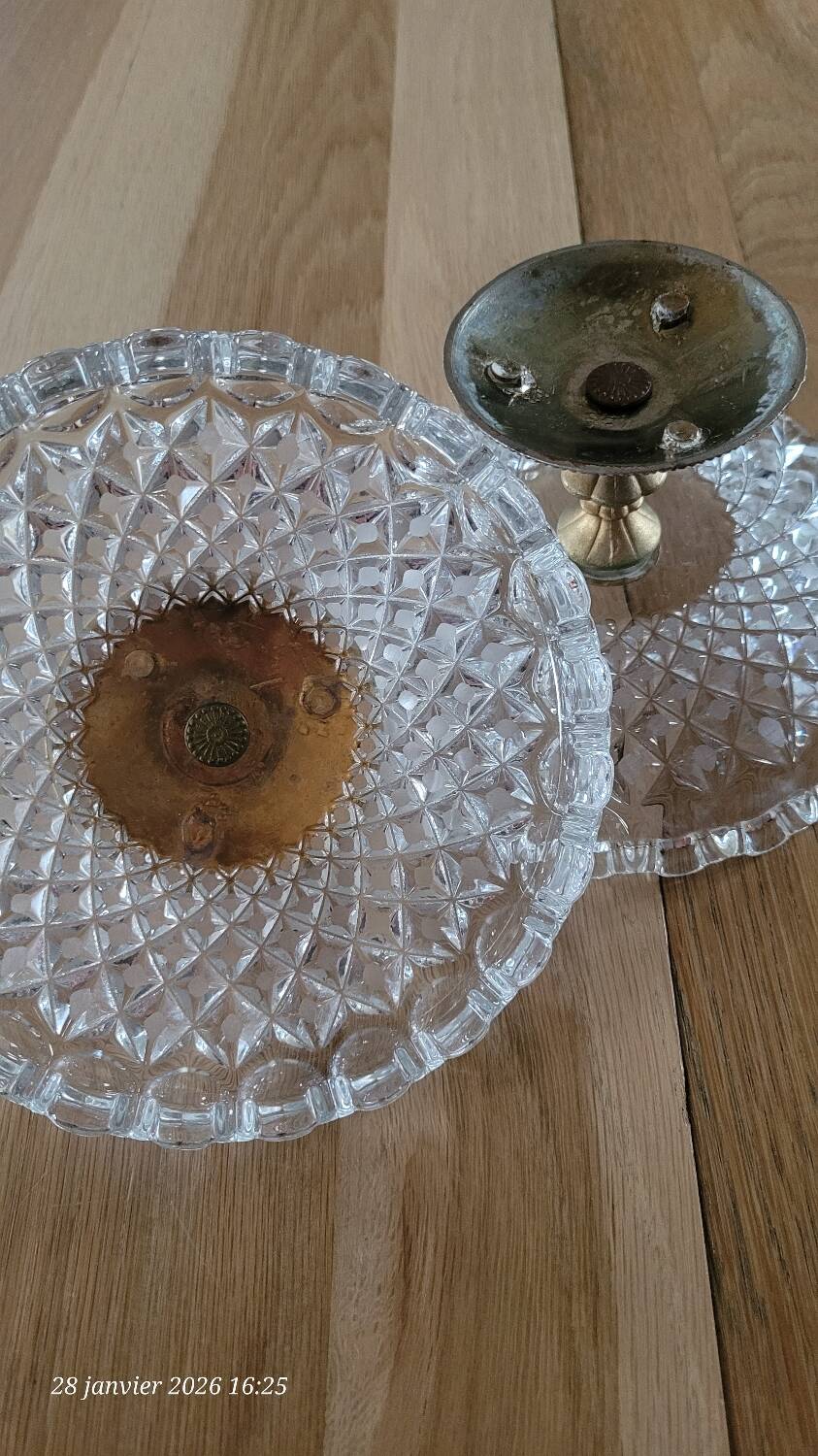Bonbonnière en verre taillé et métal doré