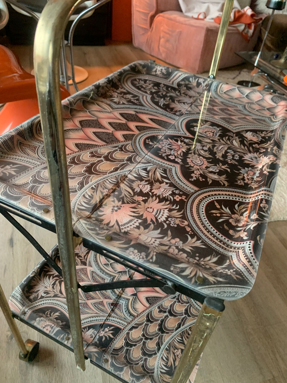 Folding service with wheels