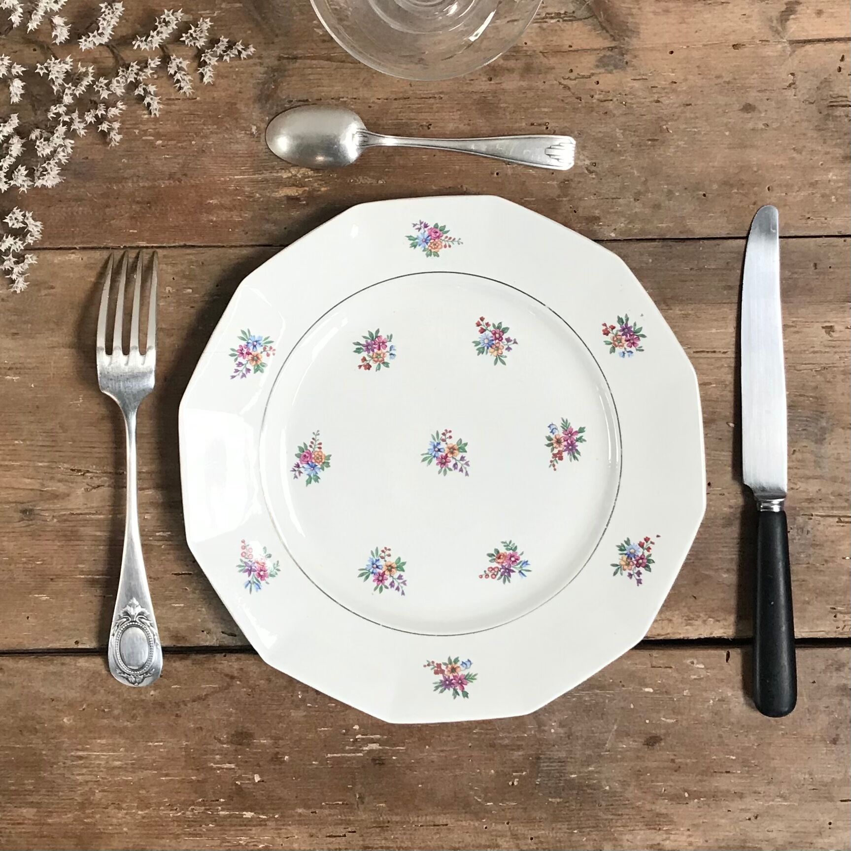 Lot of 6 flat porcelain plates