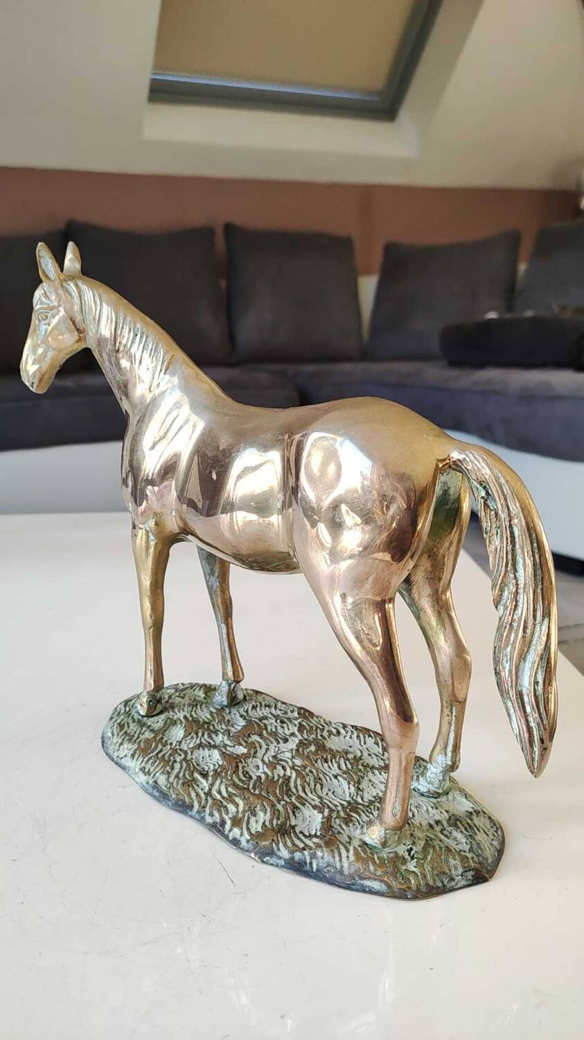 Large vintage sculpture Horse at rest, in solid brass. 22 x 30 cm