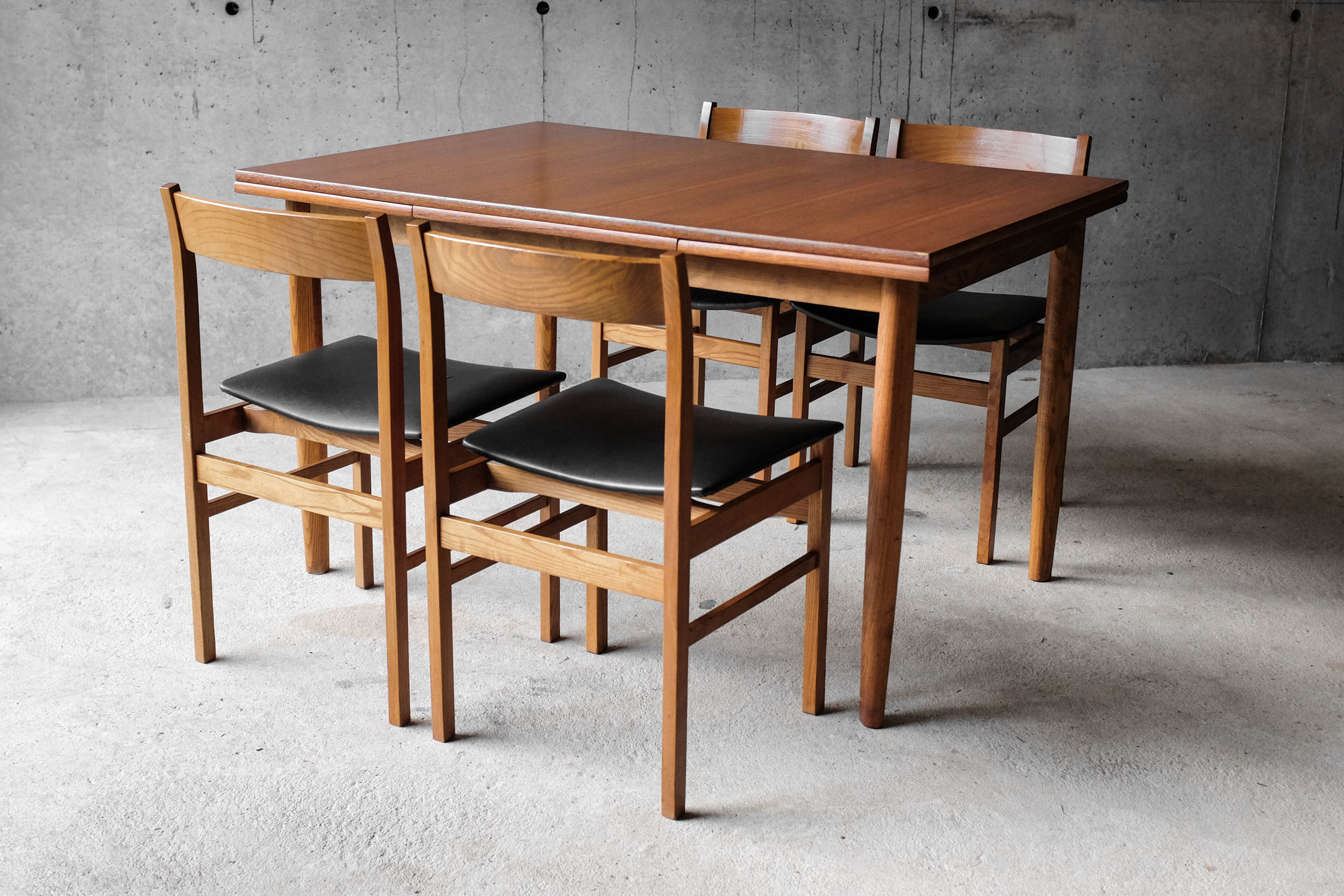 Table and 4 chairs 60