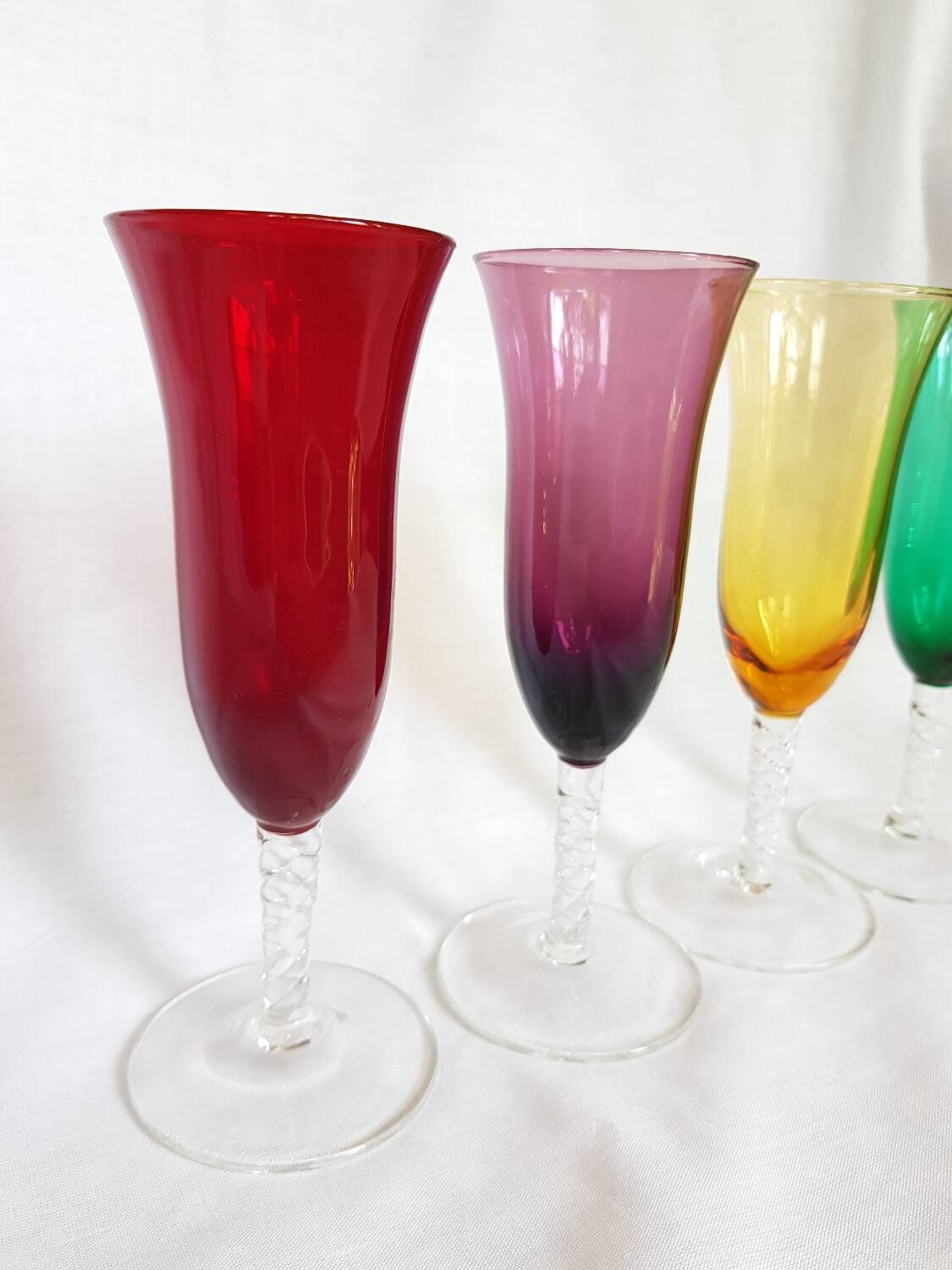 4 flûtes à champagne multicolores