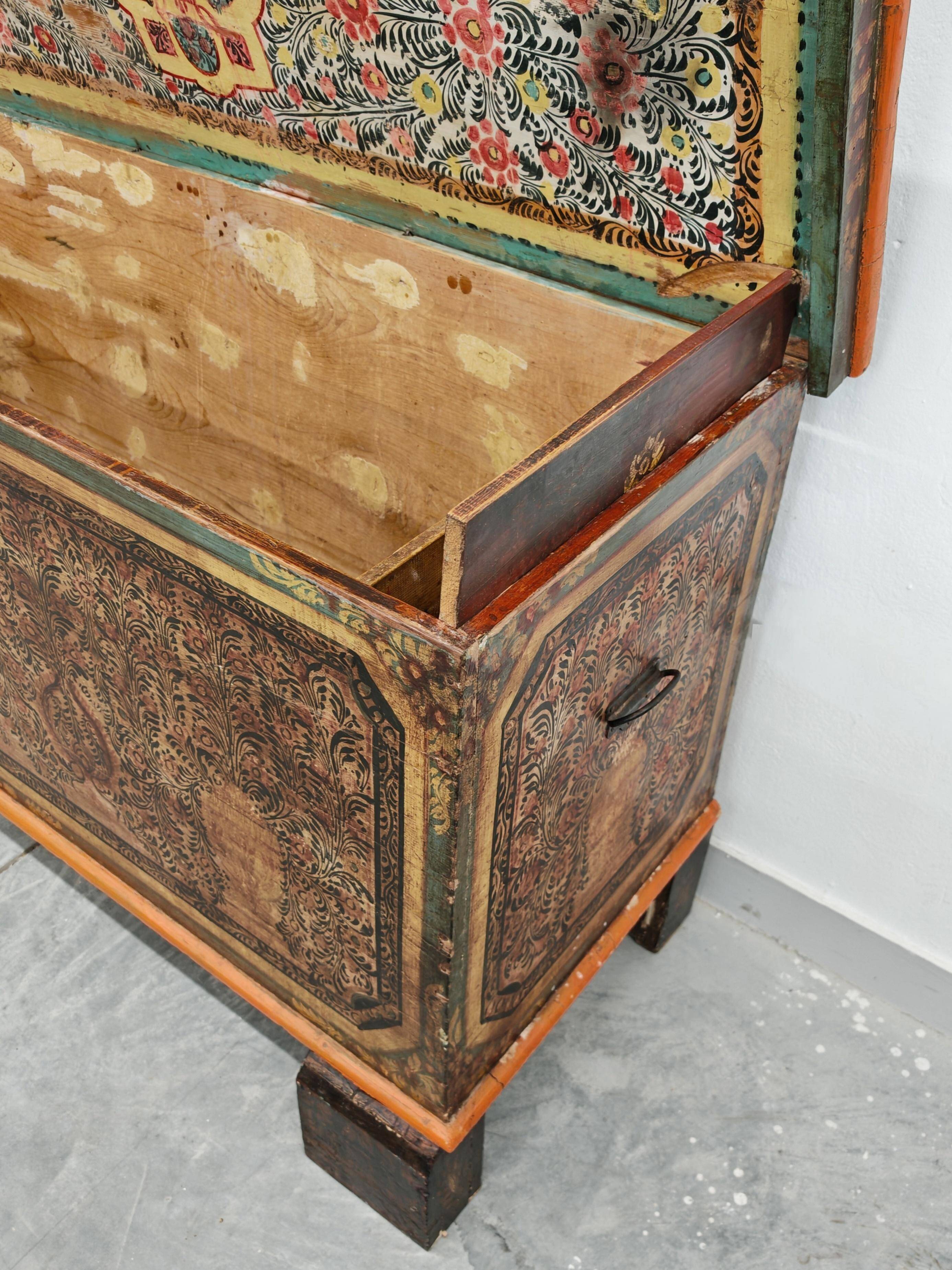 Coffre de dot antique extra grand en pin peint à la main