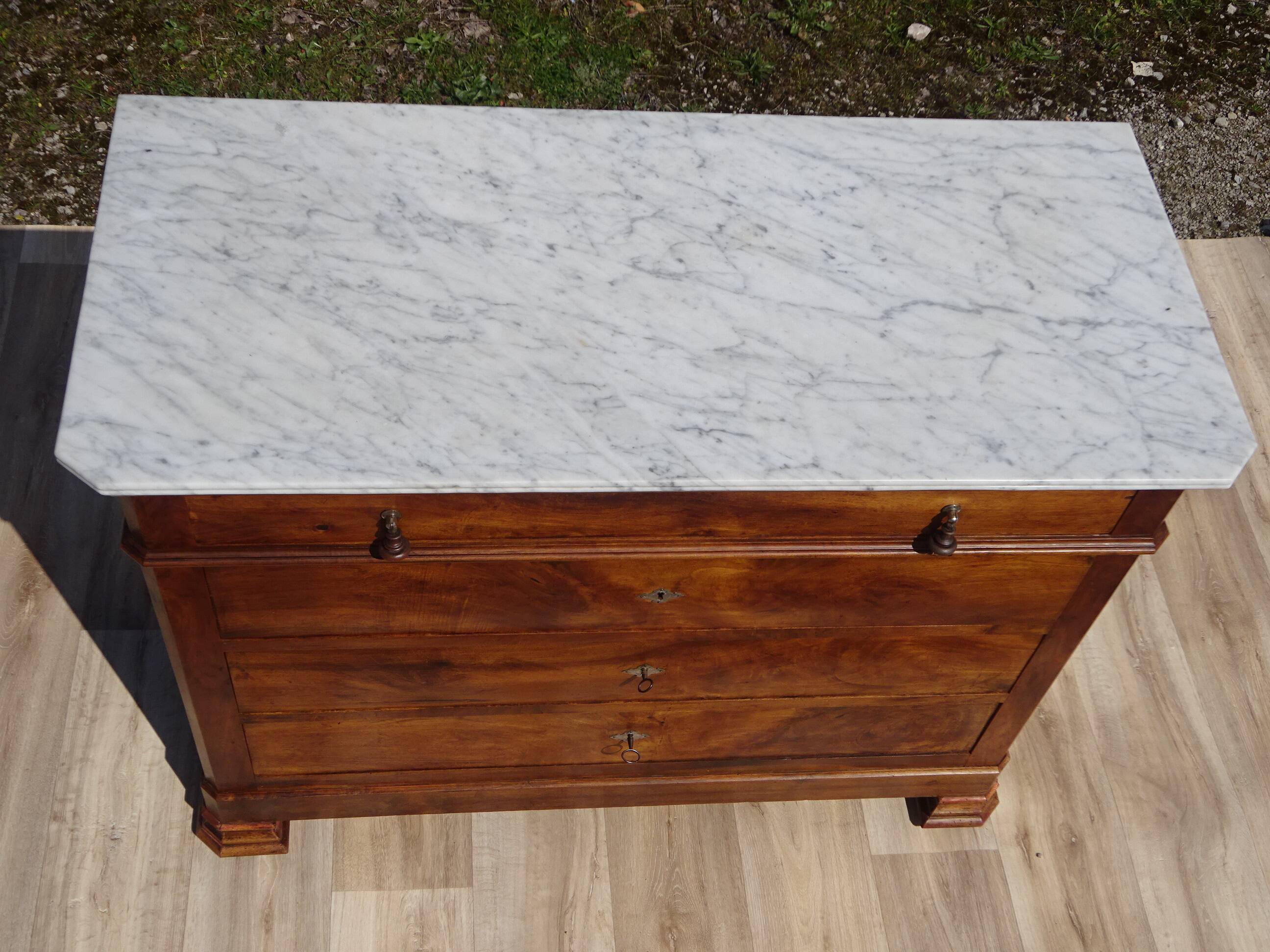 Commode en noyer de style et époque Louis Philippe