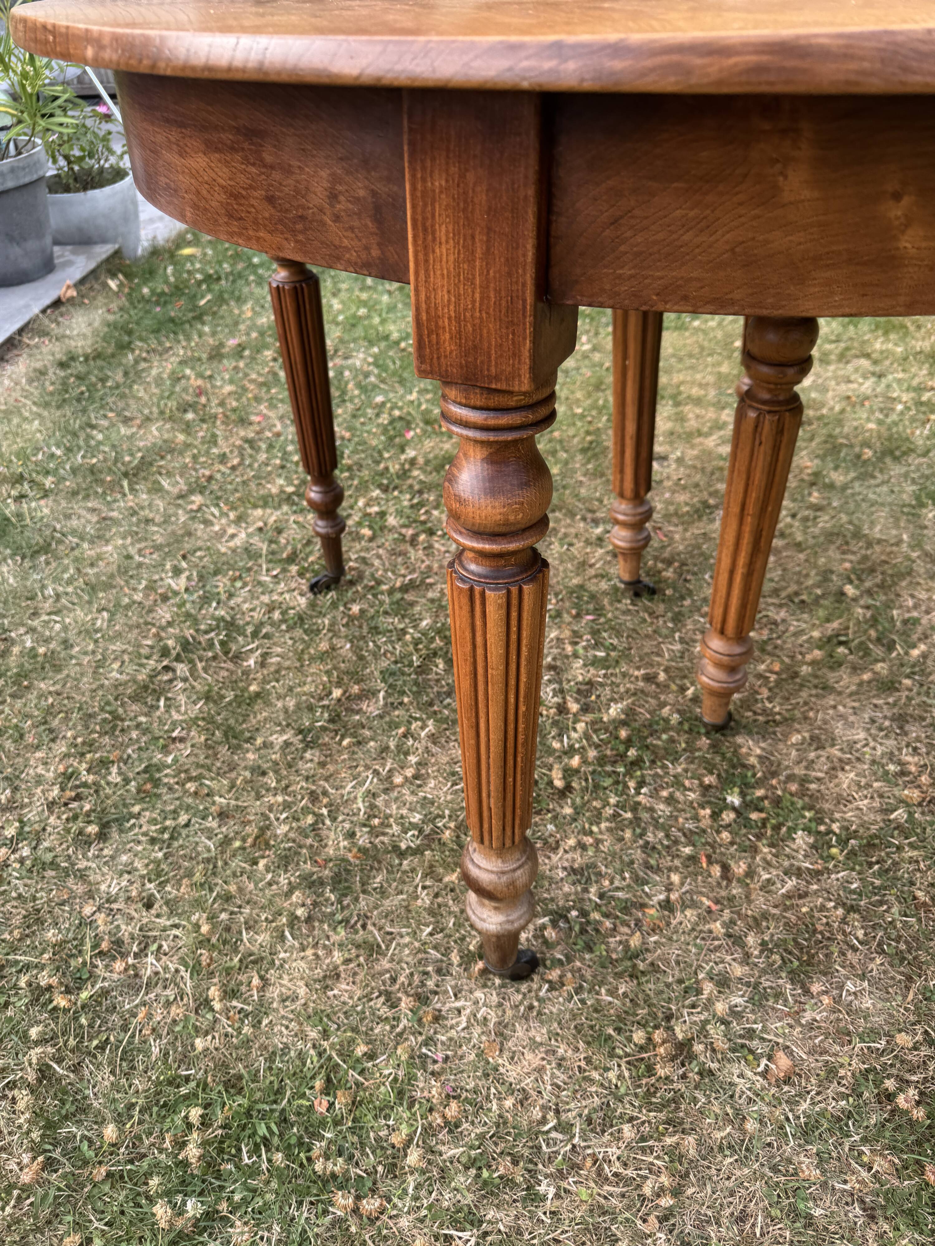 Extendable round table in elm