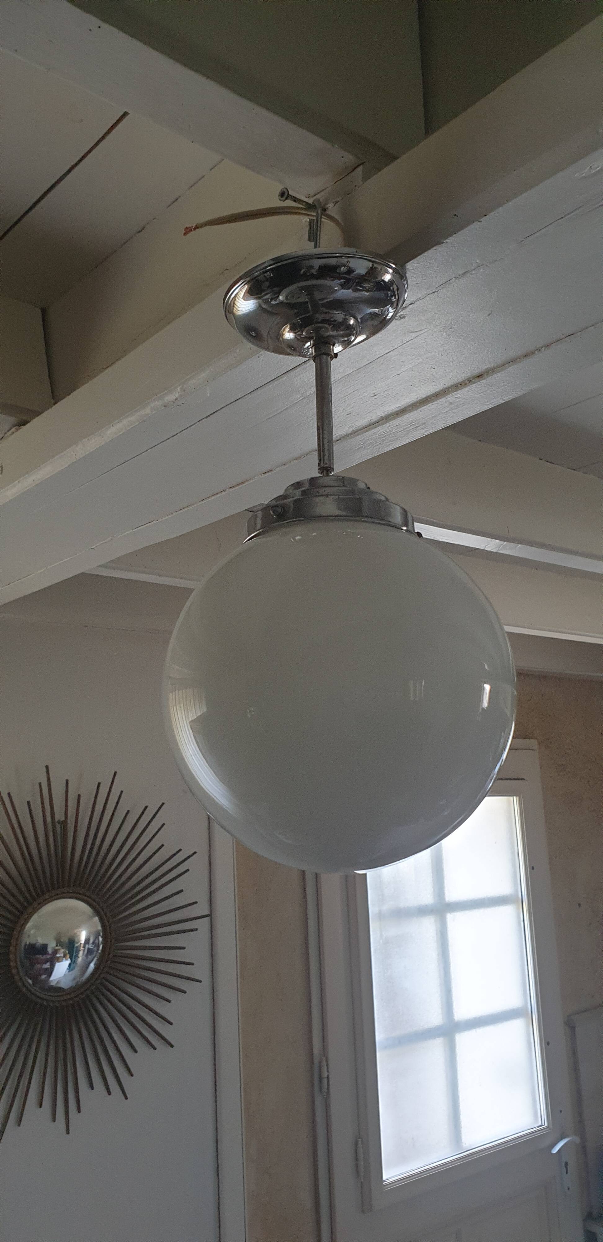 Opaline globe suspension