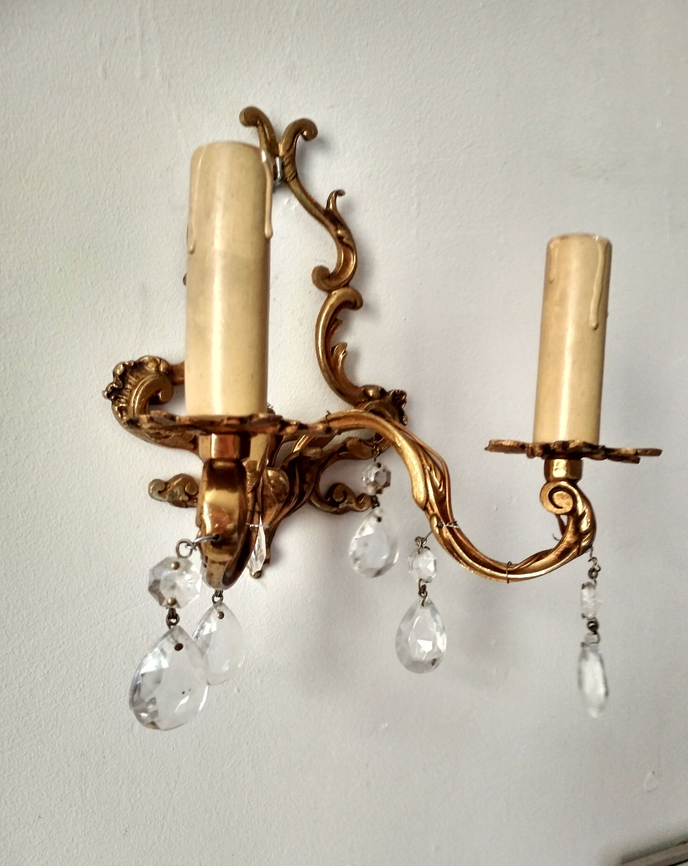 Rococo-style wall lamp in gilded bronze and crystal stamps