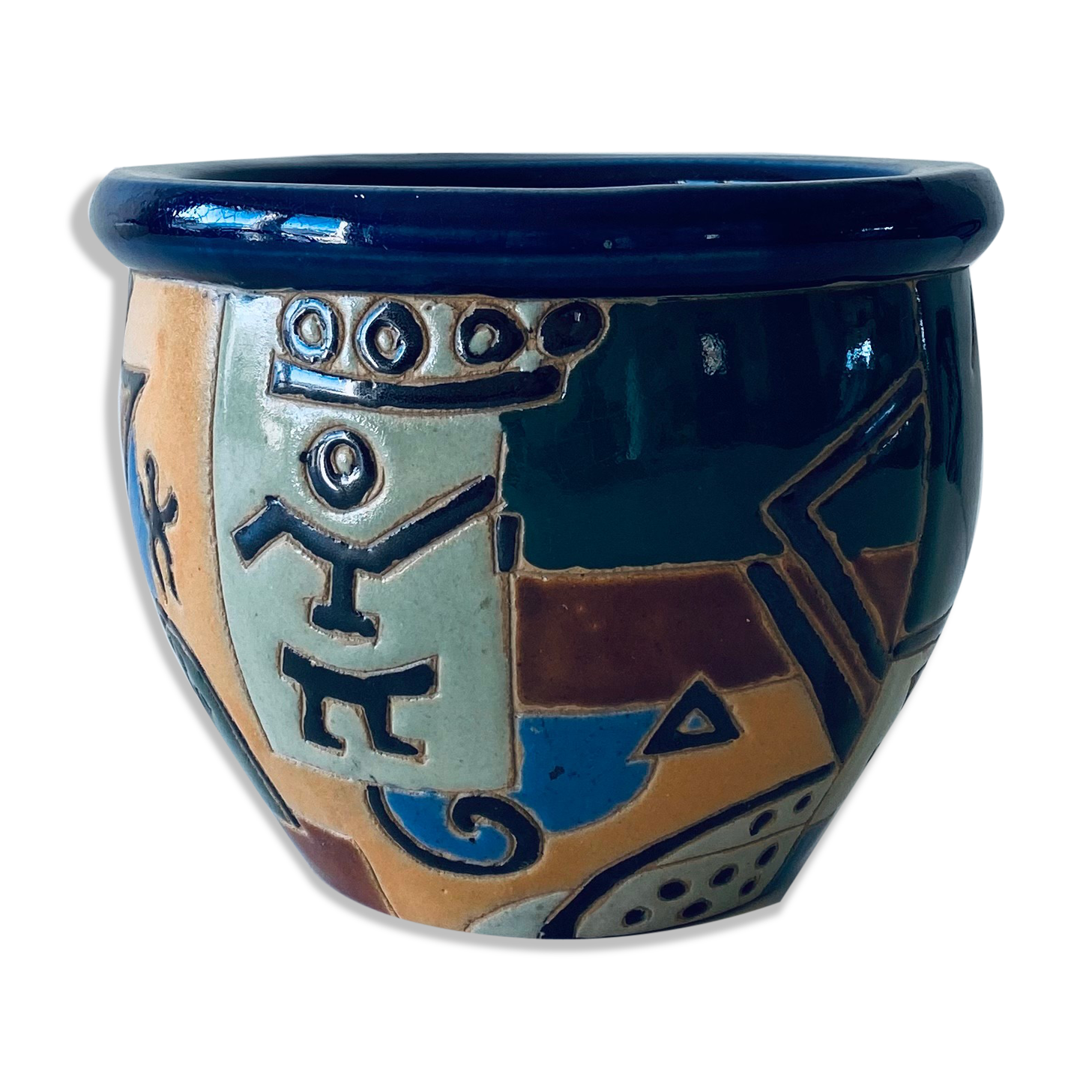 Hide ethnic pot in earth