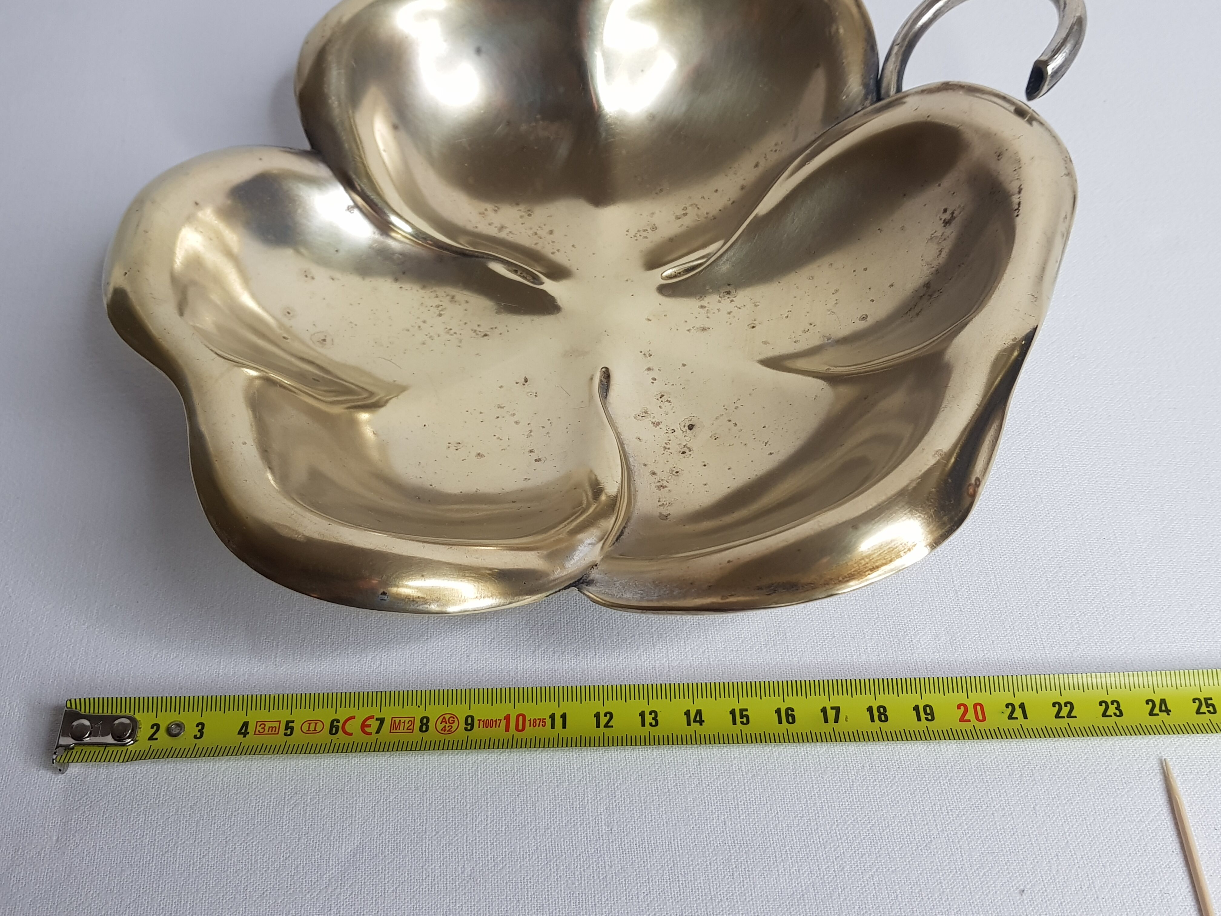 Small cut, empty pocket "clover" in gold metal