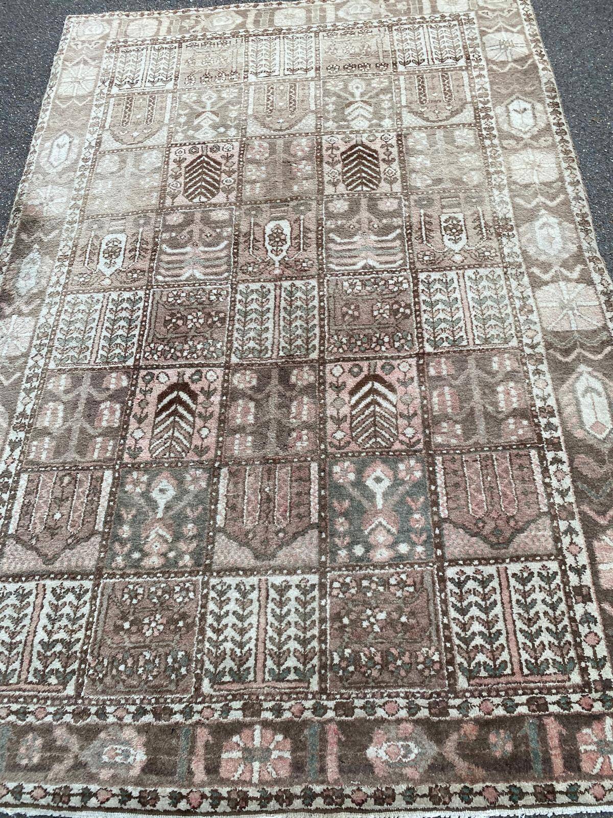Handmade beige Bakhtiar rug with flowers 200x300.