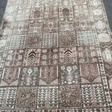 Handmade beige Bakhtiar rug with flowers 200x300.