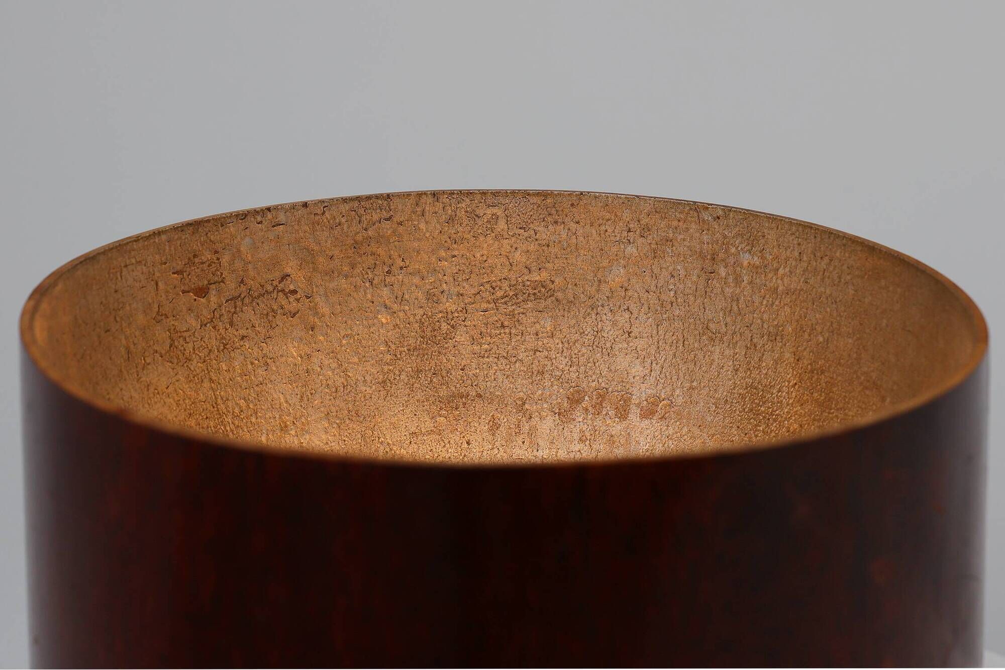 Lampe Art déco sculpturale en bois avec éclairage sur base carrée, vers 1920