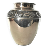 vase en métal , fleurs en relief