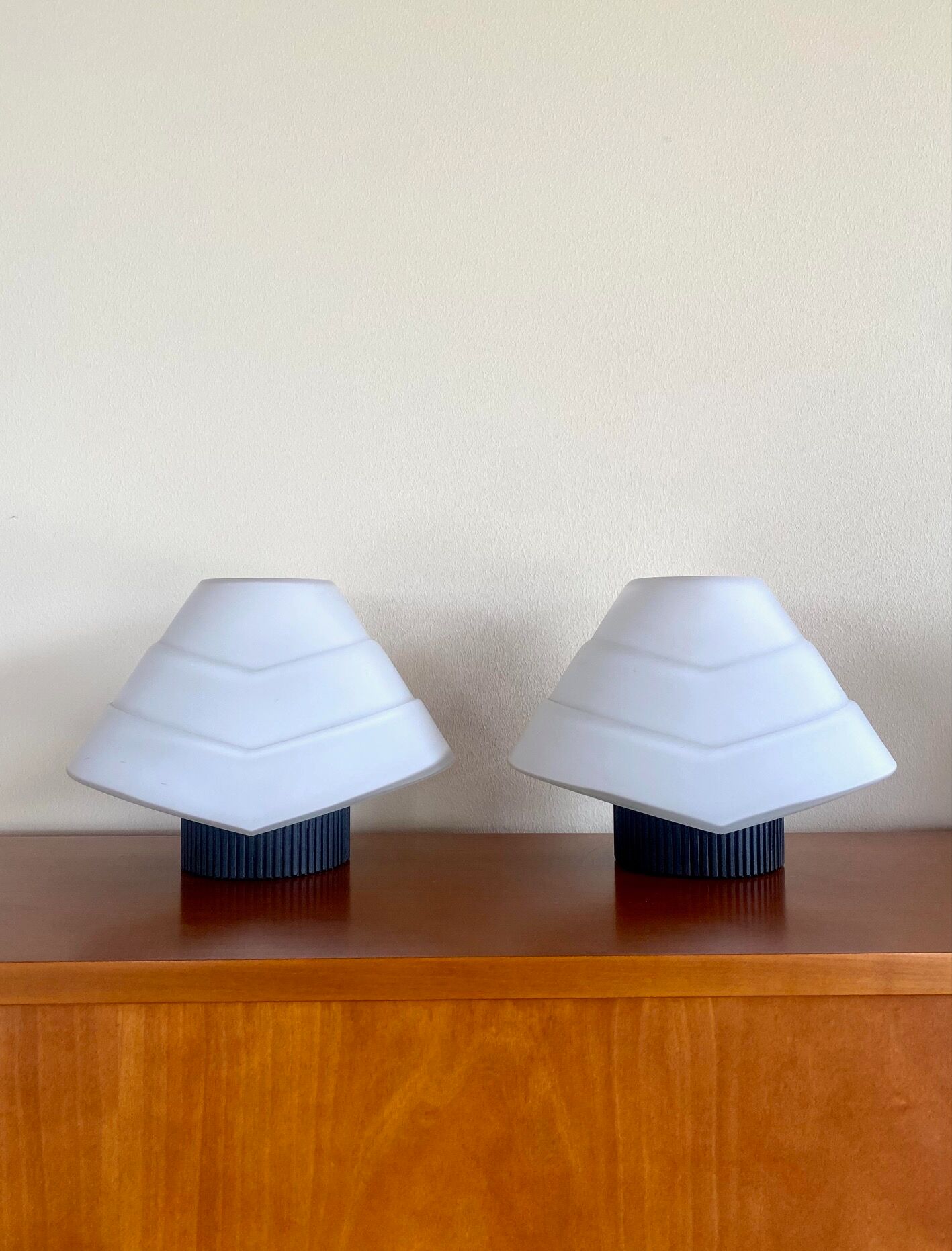 Pair of lamps in opaline glass and metal, 1980