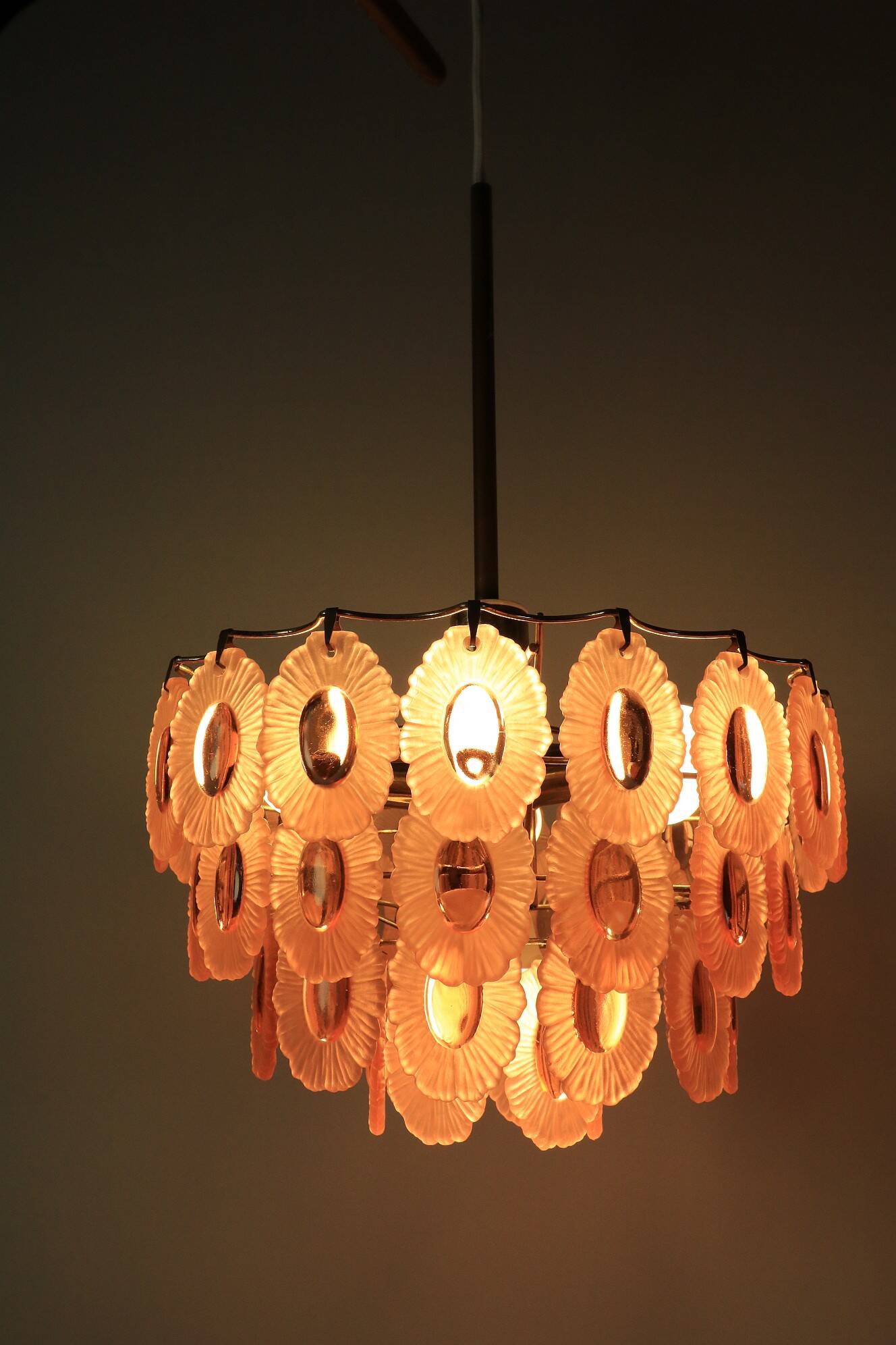 Chandelier vintage des années 70 avec 51 médaillons en verre rose, 37 cm