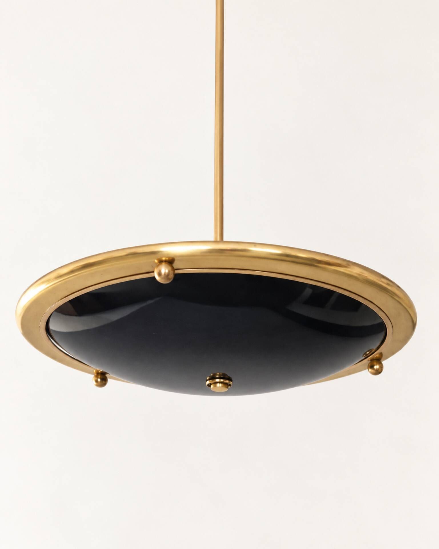 Vintage suspension in gilded brass and black lacquer – Sculptural design from the 70s