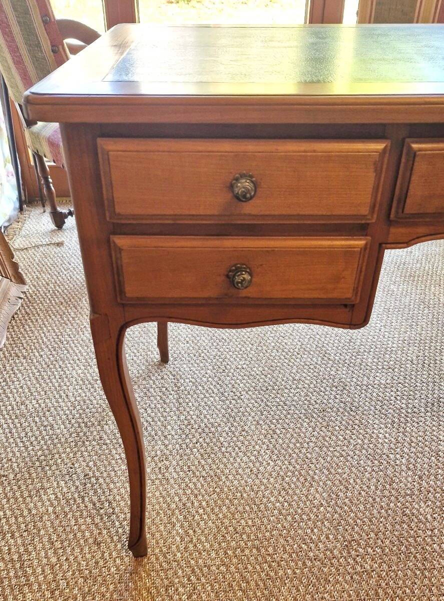 Cherry wood desk in Louis XV style