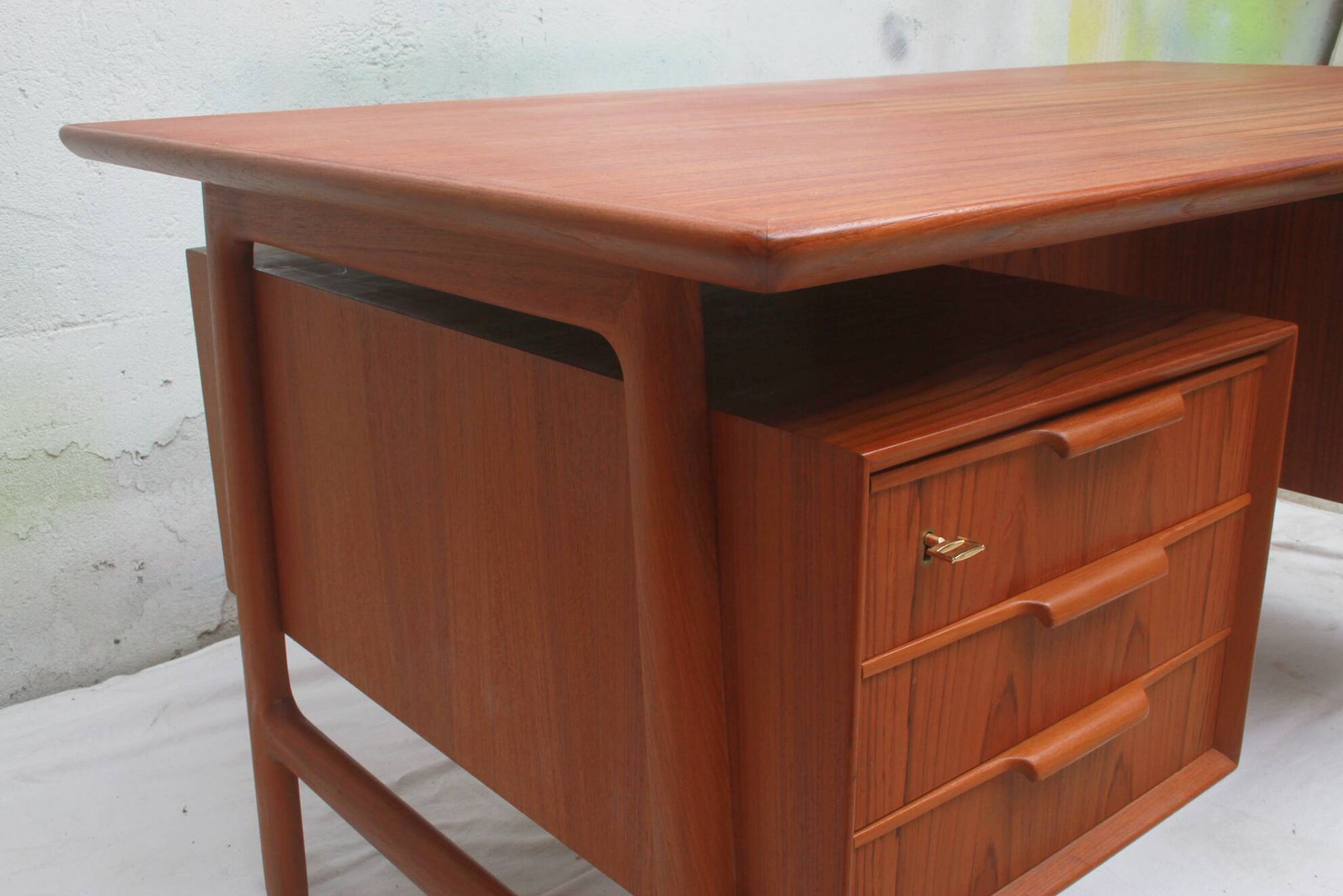 Bureau en teck, années 1960