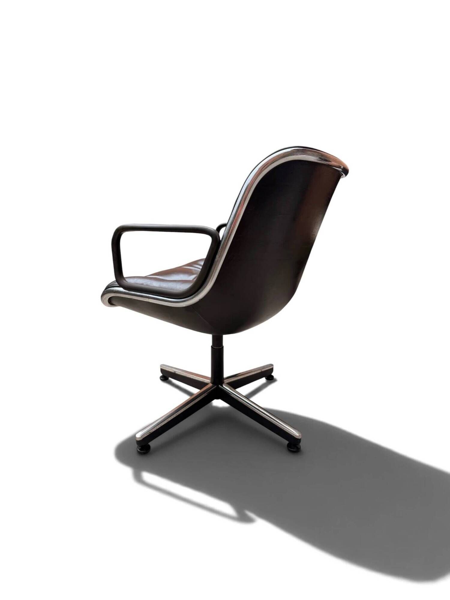Charles Pollock Executive office chair in black leather, Knoll