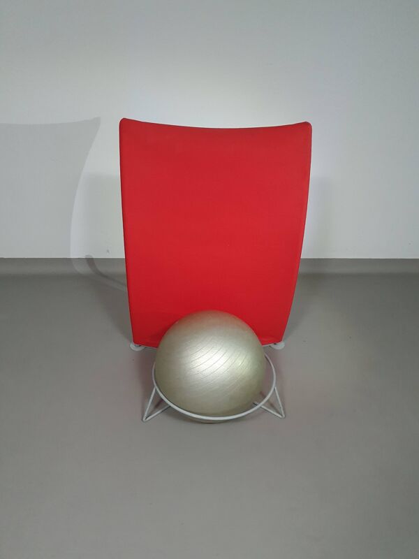 Fauteuil boule italien moderne rouge bordeaux San Siro conçu par Fabrizio Ballardini, 1995