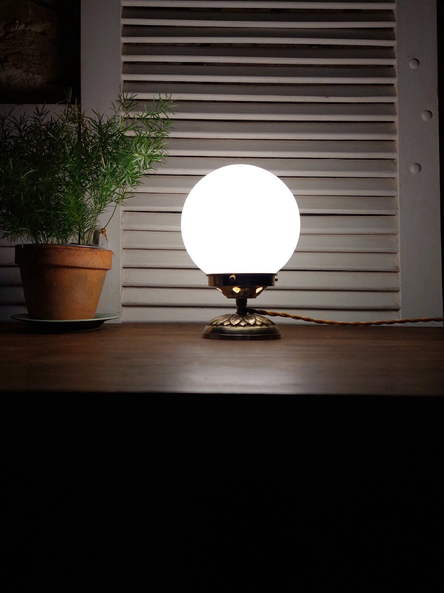 Lampe à poser globe opaline 