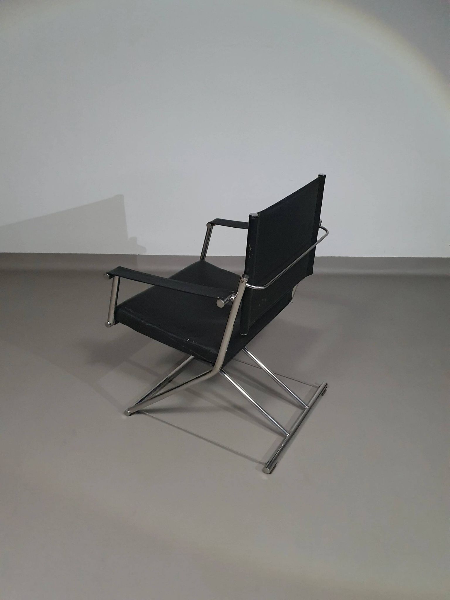 2 chaises pliantes en cuir chromé