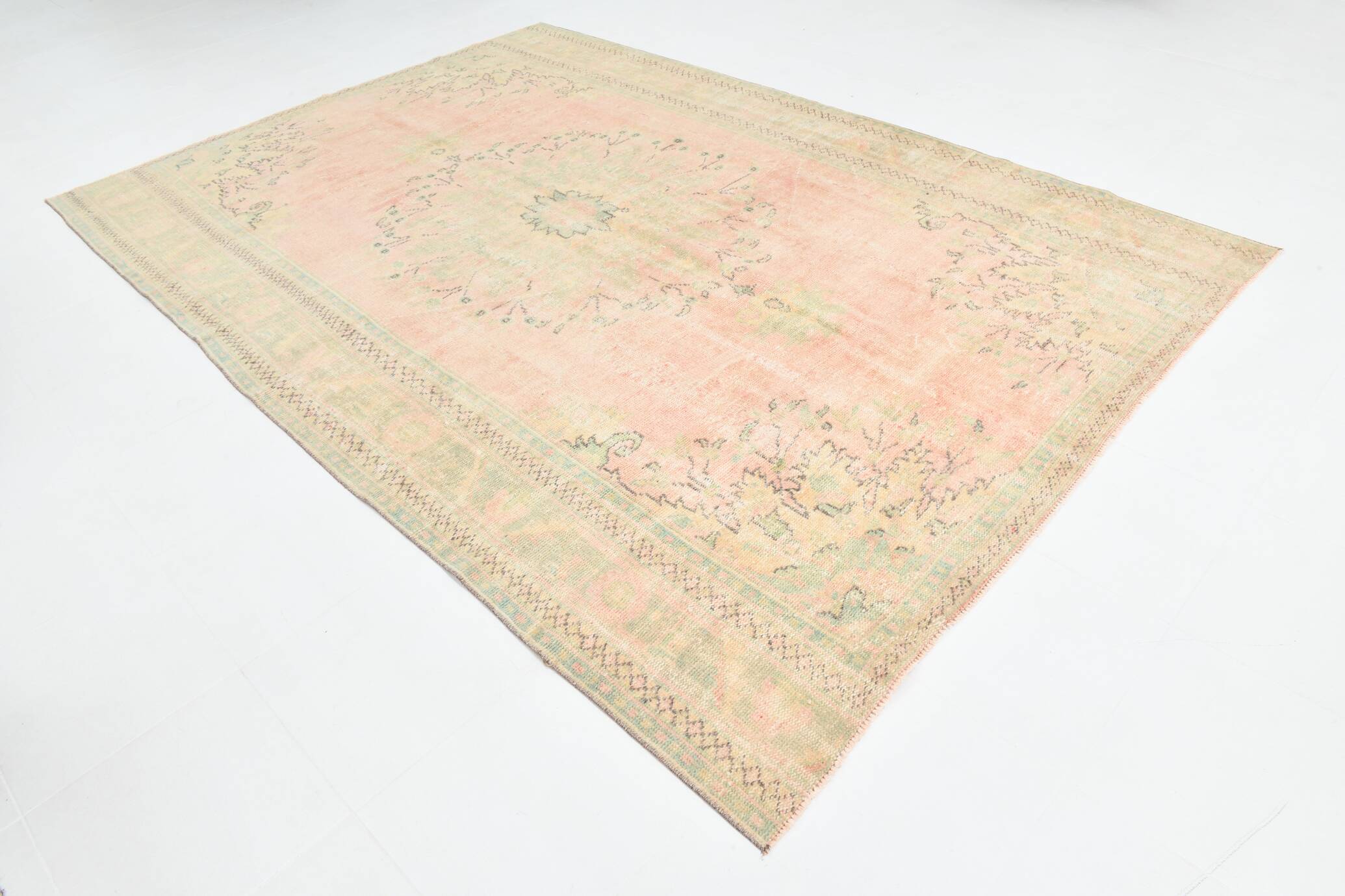 Tapis d’Anatolie ancien tons pastel rose poudré et vert, 231x330 Cm